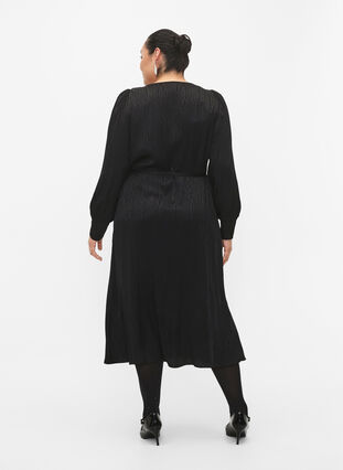 Långärmad viskosklänning med ton-i-ton mönster, Black, Model image number 1