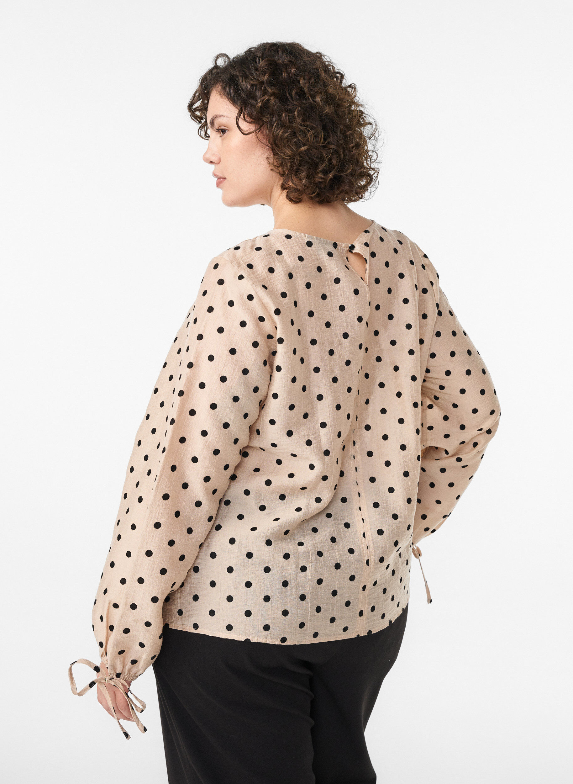Zizzi Blus med prickar och knytdetaljer, Beige, Model image number 2