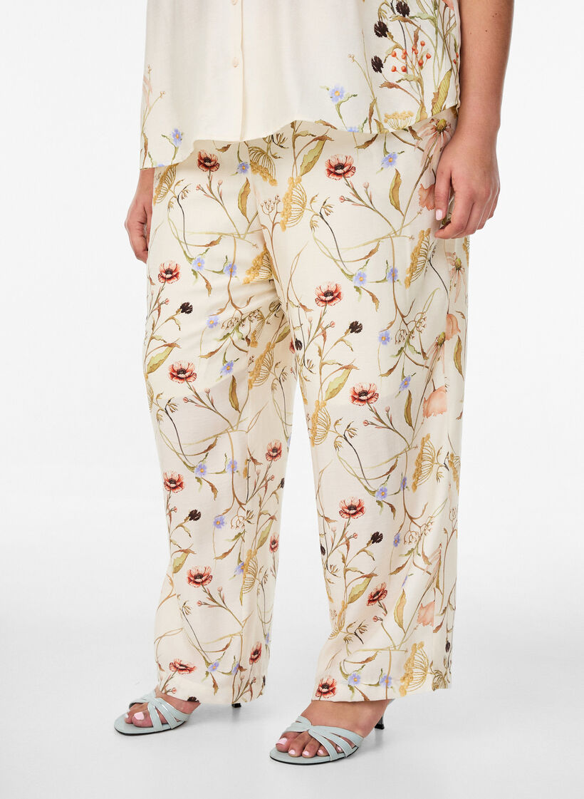 H&ouml;gmidjade byxor i viskos med blommigt m&ouml;nster, Beige, Model
