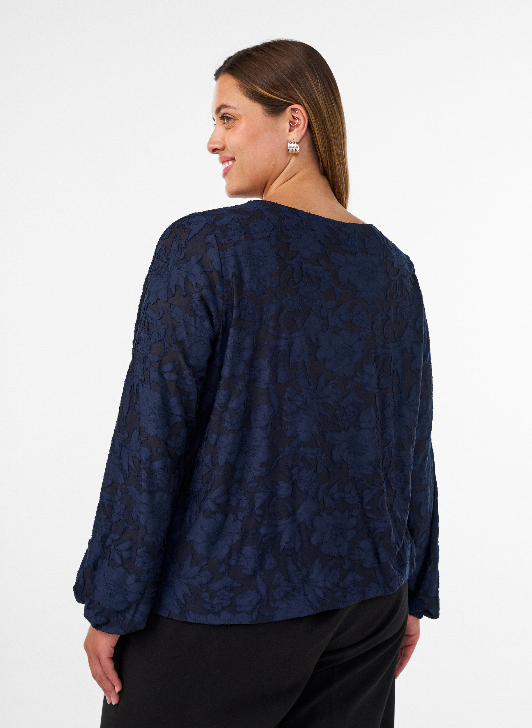 ZizziSkir blus med blommig textur och l&aring;nga &auml;rmar, Bl&aring;, Model image number 2