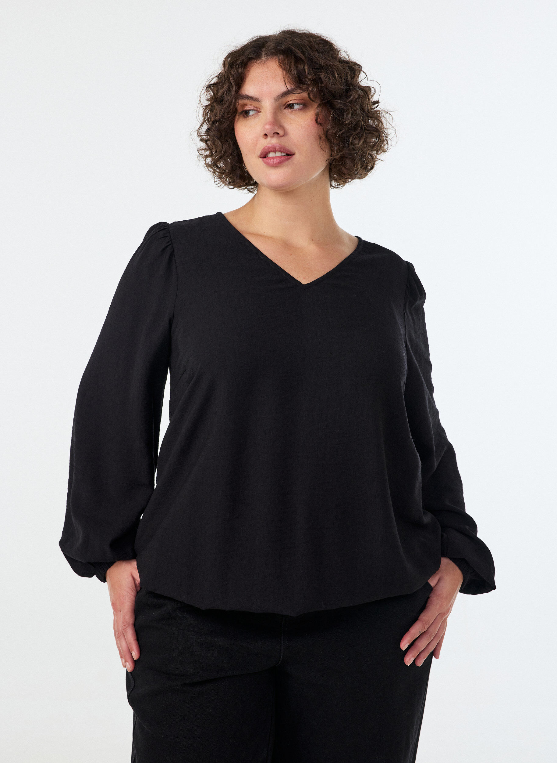 ZizziViskosblus med V-ringning och ballongform, Svart, Model image number 0
