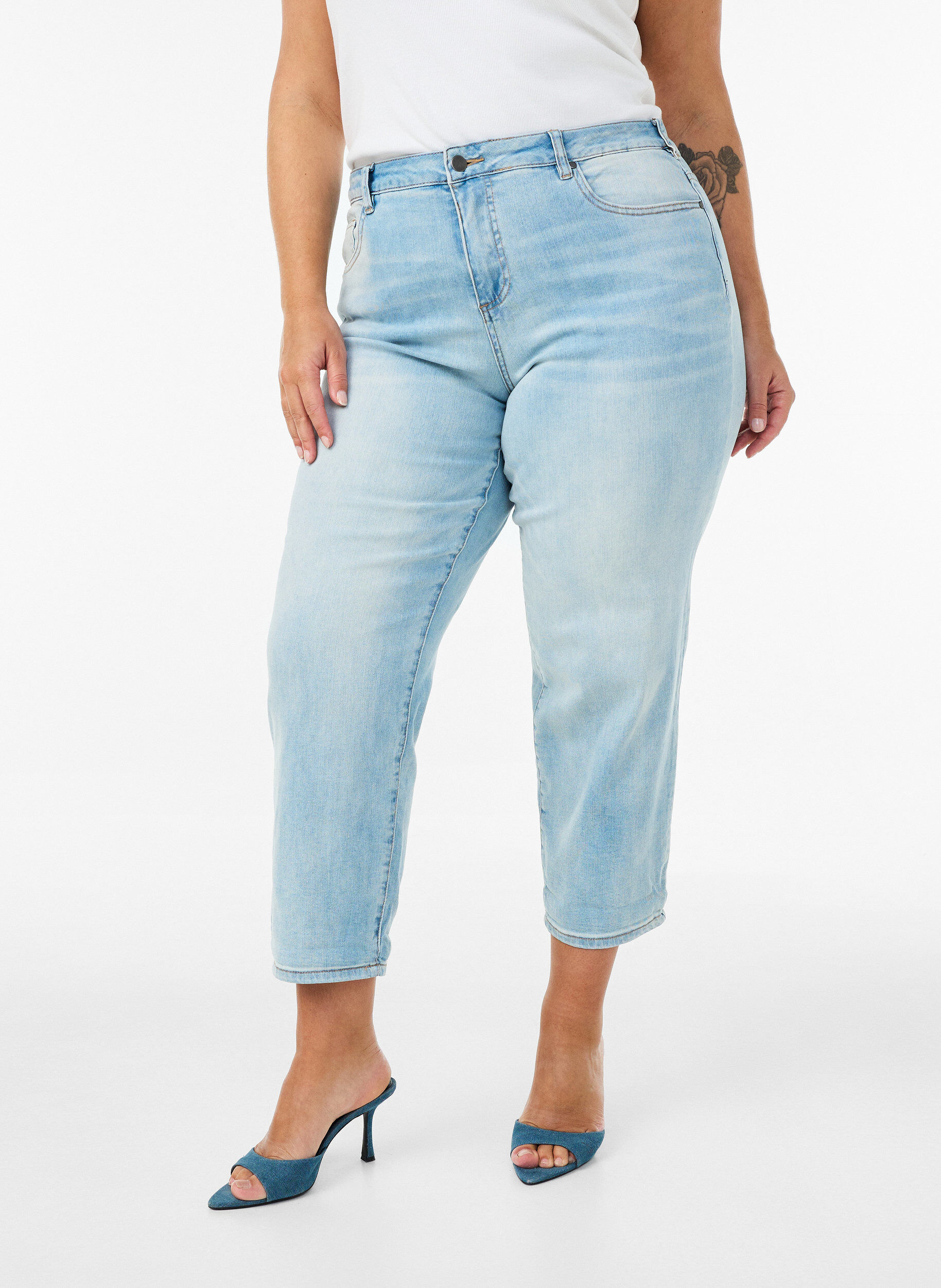 ZizziCroppade jeans med uppvikta ben och h&ouml;g midja, Bl&aring;, Model image number 2
