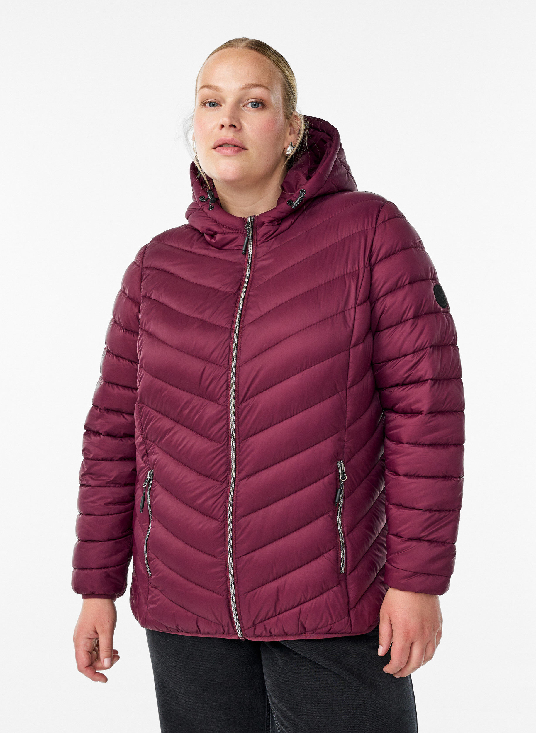 L&auml;ttviktsjacka med huva, M&ouml;rk Bordeaux, Model