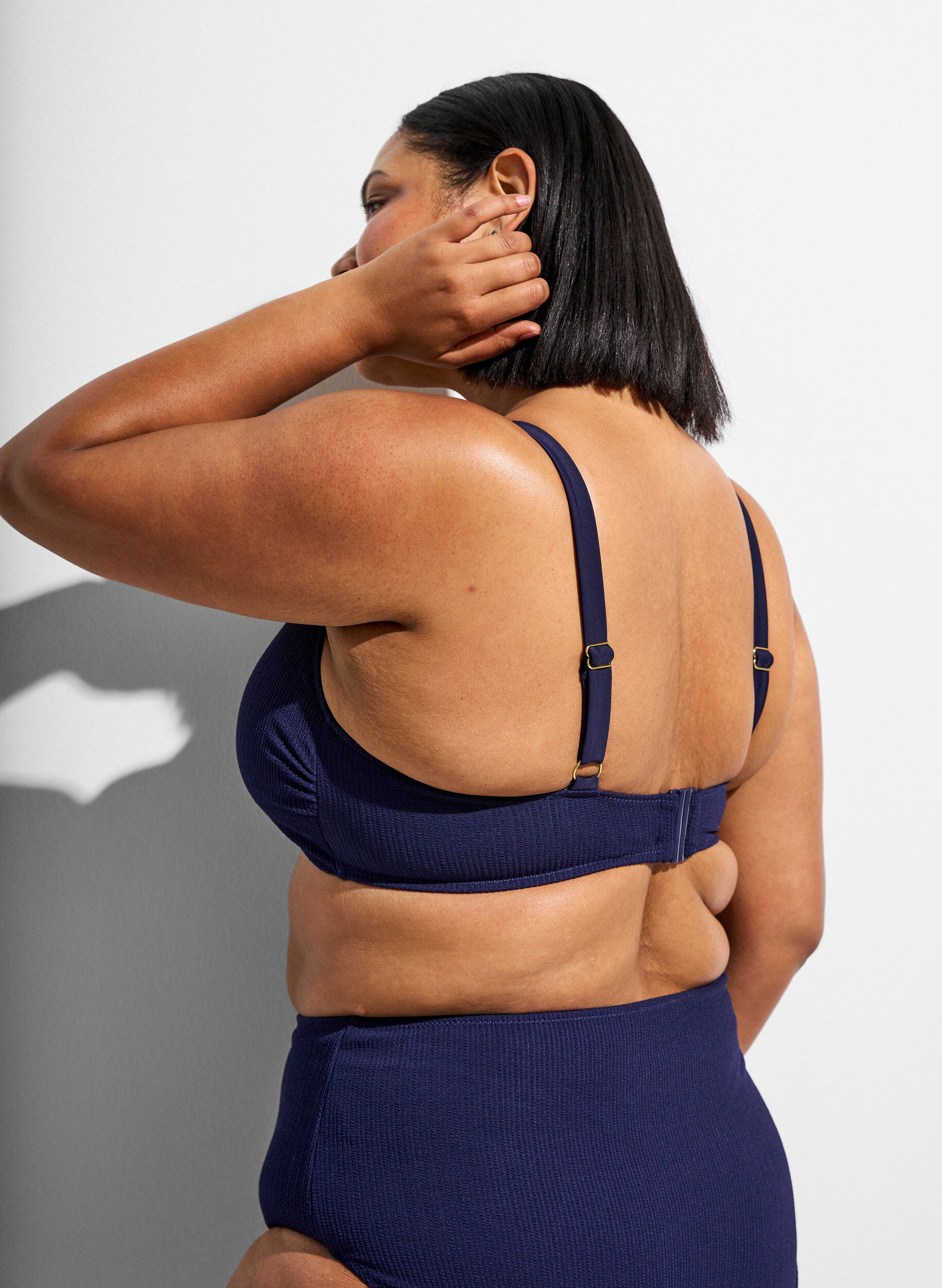 Zizzi Strukturerad bikinitopp med gulddetalj, Bl&aring;, Model image number 1