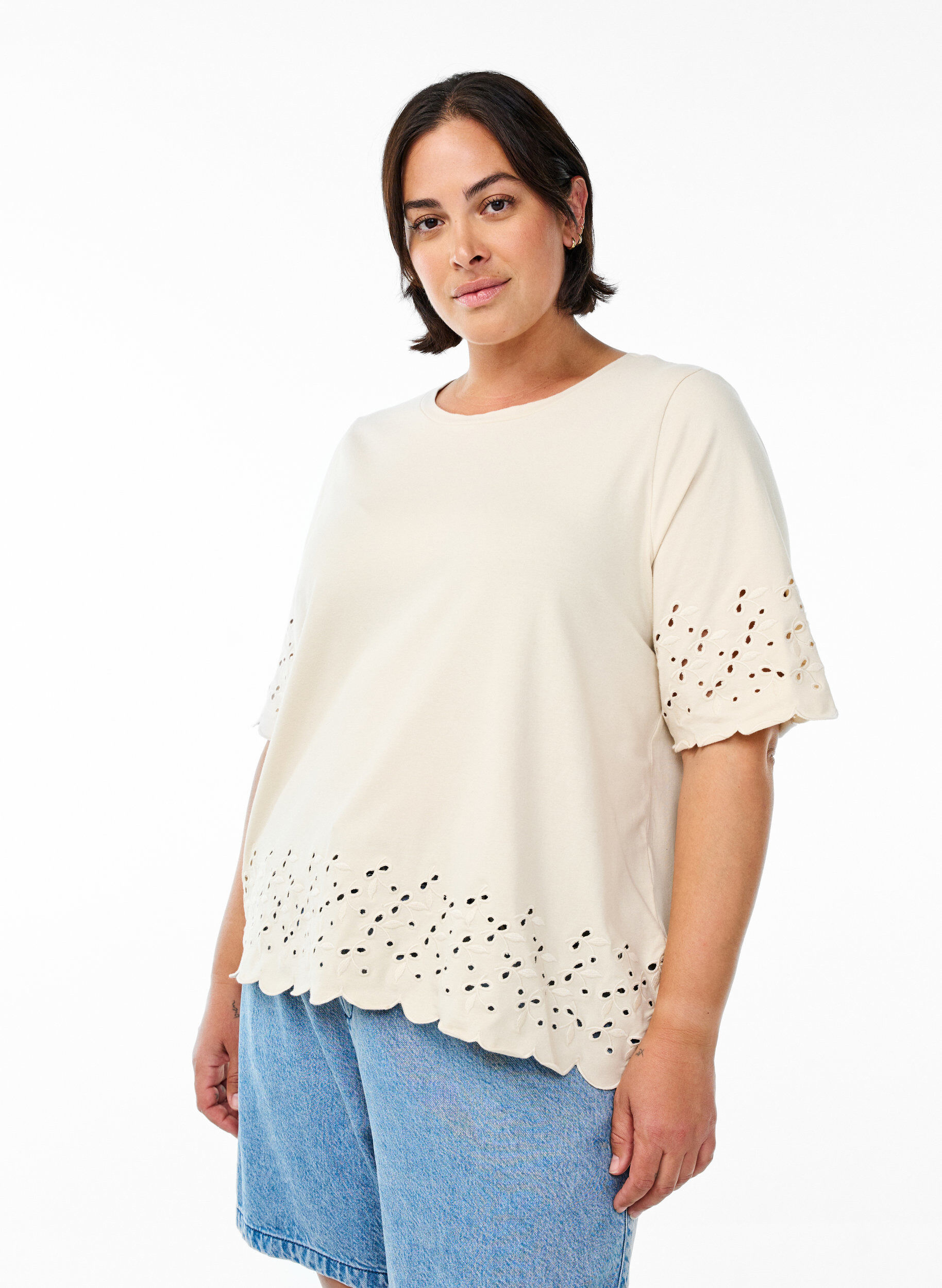 Zizzi T-shirt med broderie anglaise och skulpterade kanter, Beige, Model image number 0