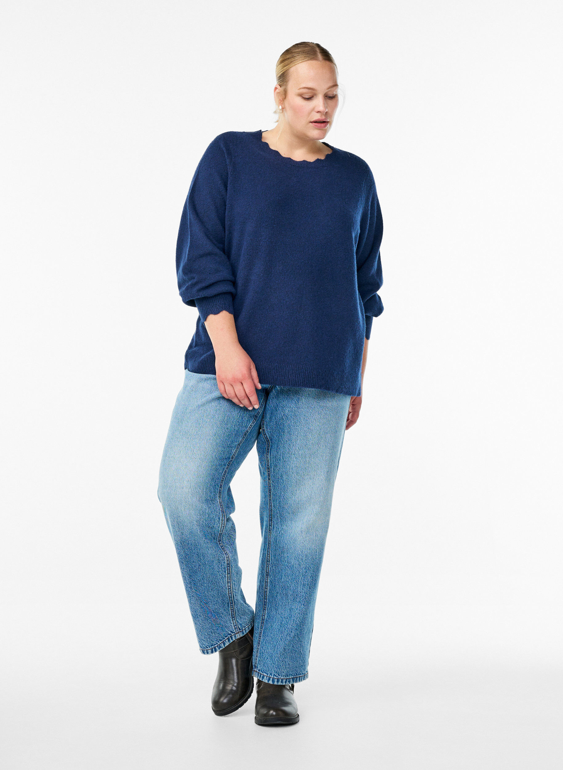 Zizzi Stickad blus med v&aring;giga kanter, Bl&aring;, Model image number 1