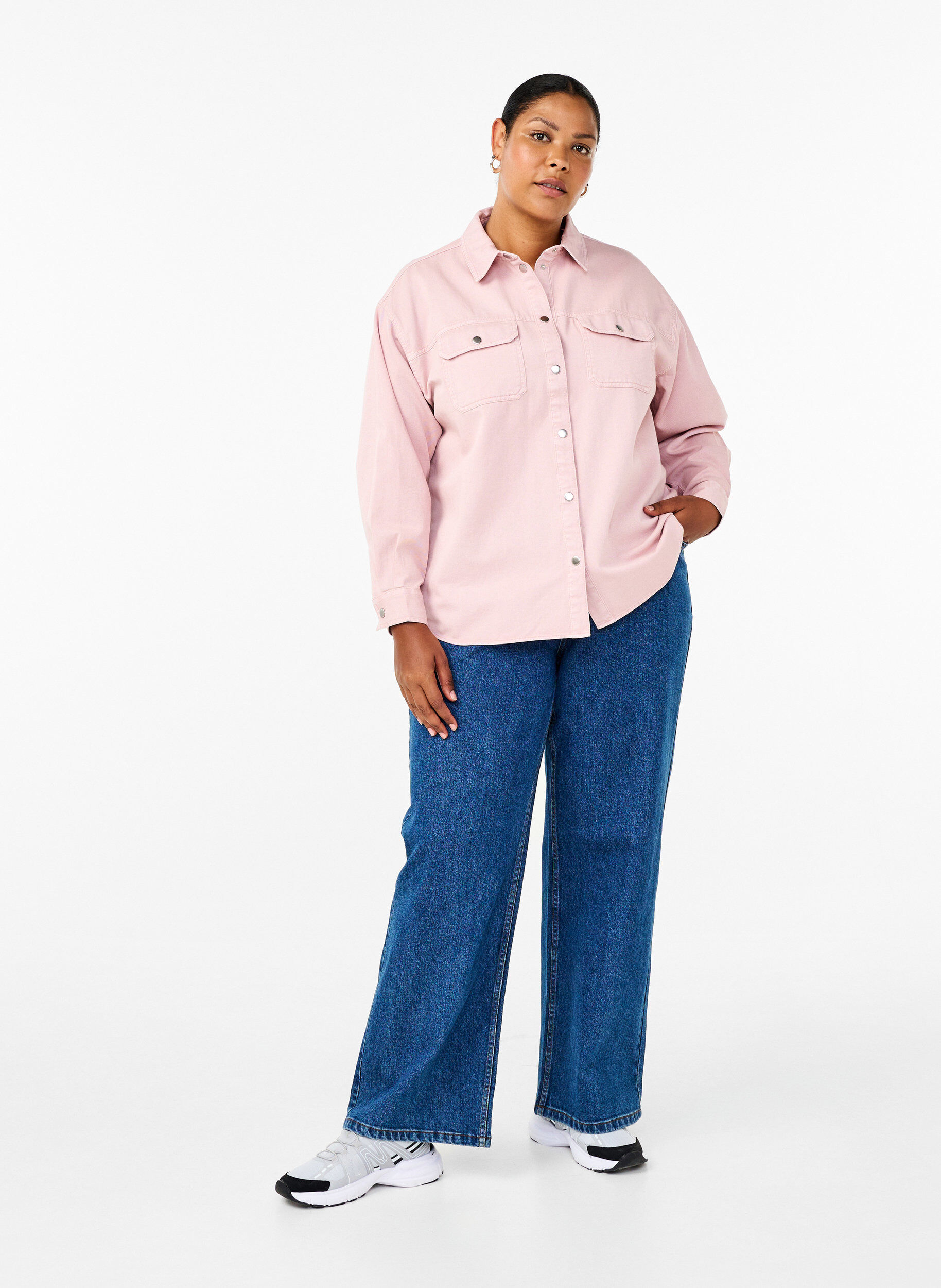 Zizzi Enf&auml;rgad jeansskjorta med br&ouml;stfickor, Pale Mauve, Model image number 2