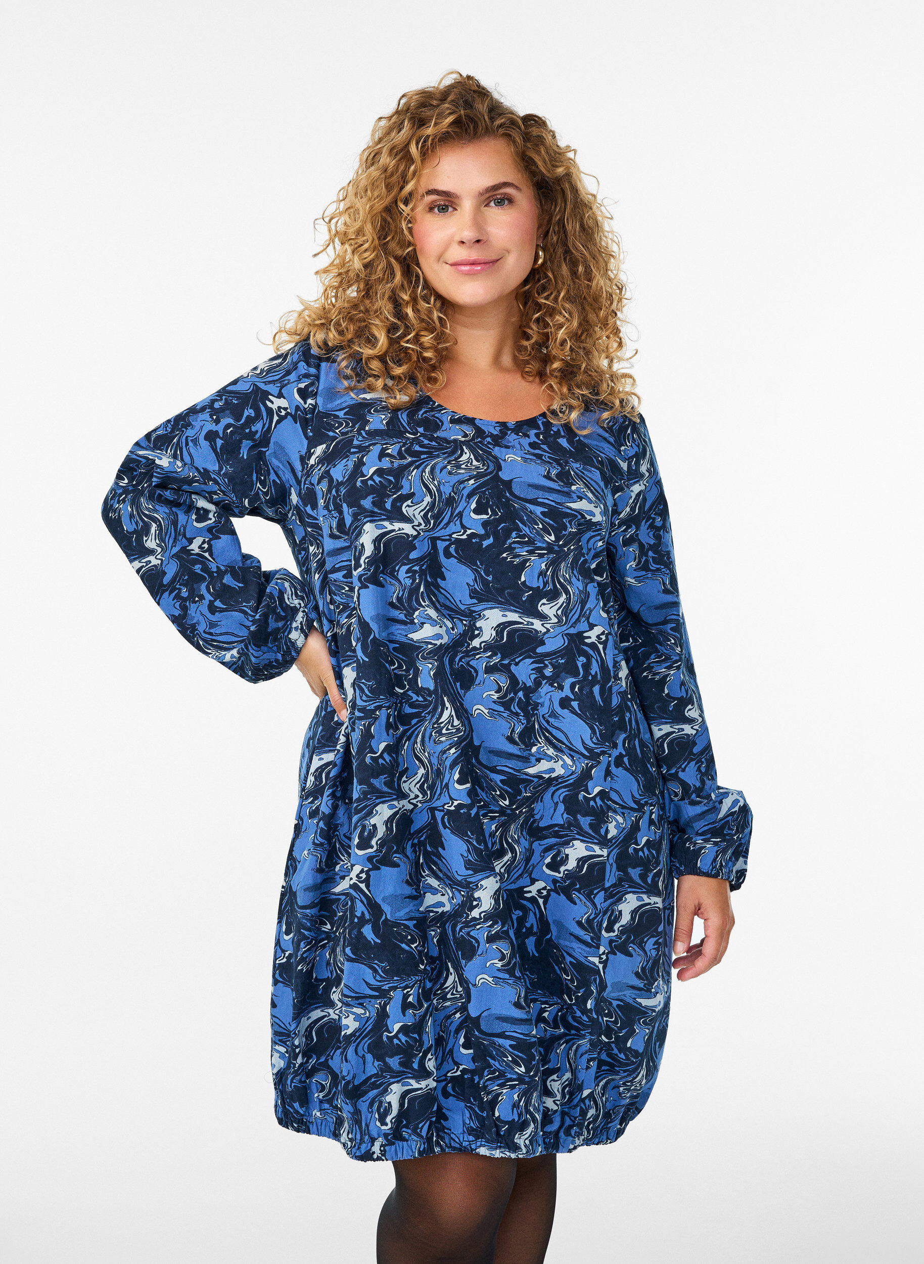 ZizziKort kl&auml;nning i bomull med res&aring;rkant nedtill och l&aring;nga &auml;rmar, Bl&aring;, Model image number 0
