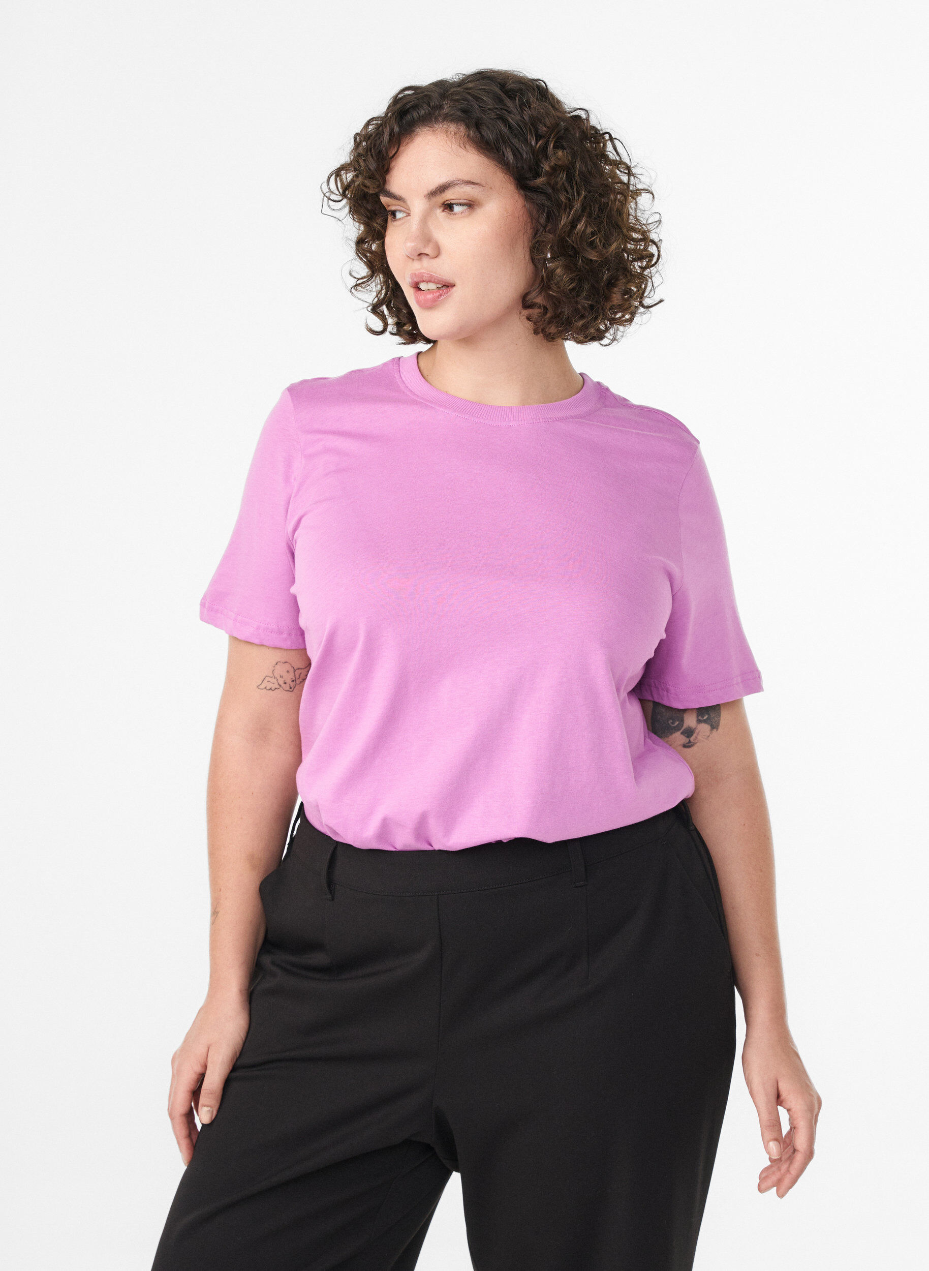 Enkel t-shirt i bomull med rund halsringning, Lila, Model