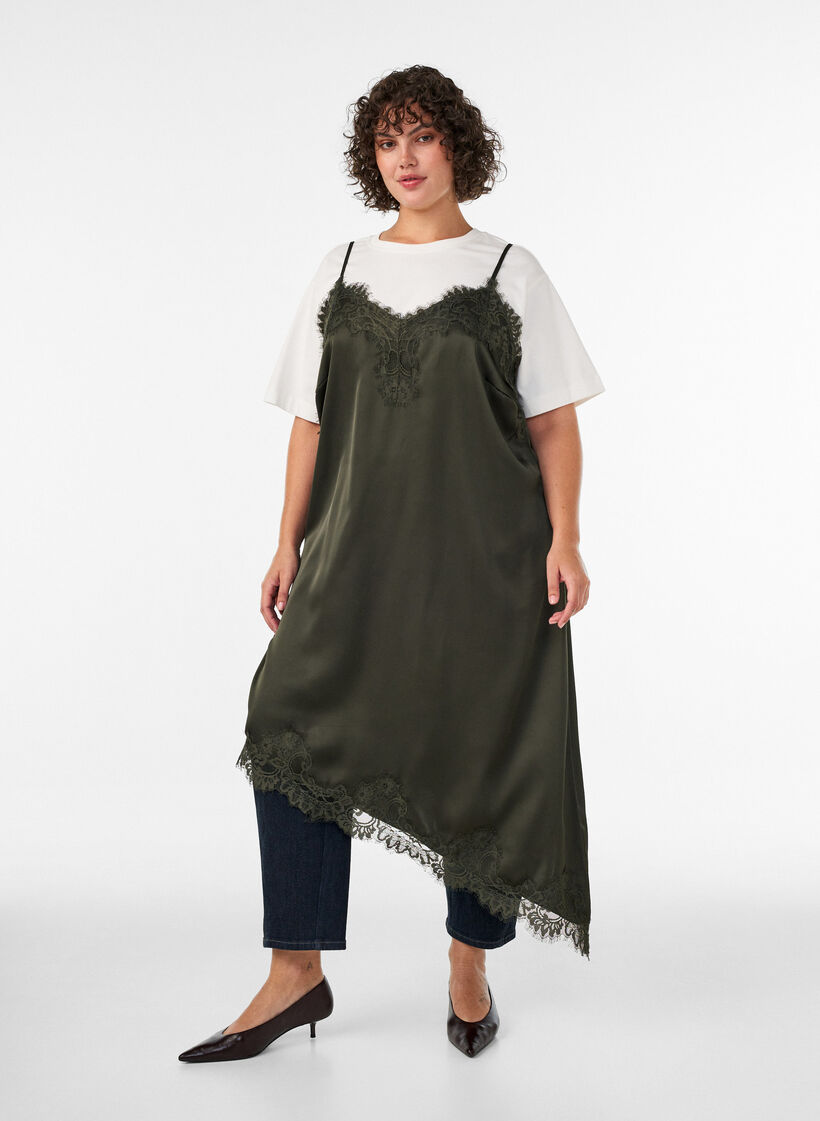 Kl&auml;nning i satin med spets och asymmetrisk f&aring;ll, Gr&ouml;n, Model image number 0
