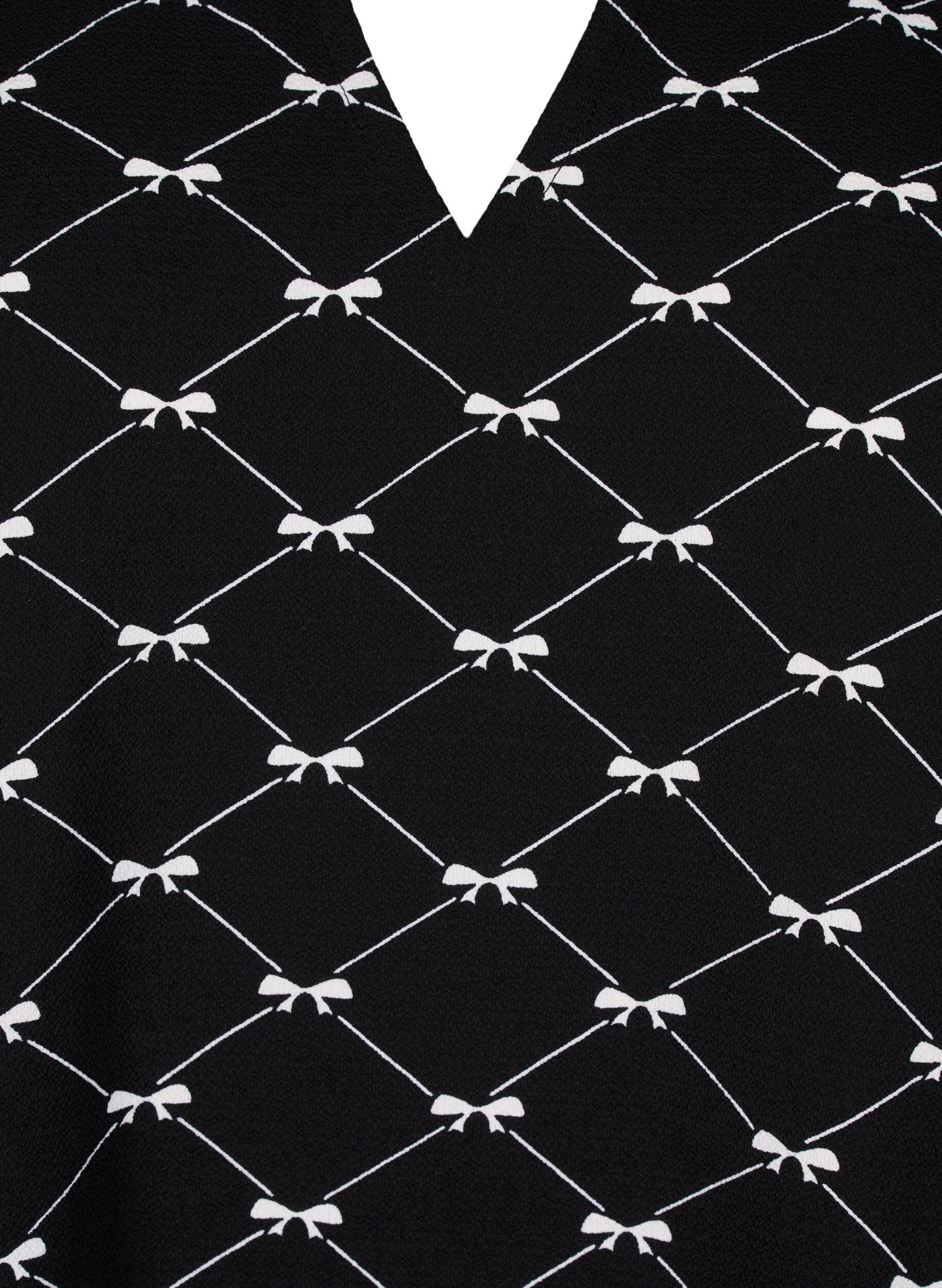 Zizzi Blus med V-ringning och rosett tryck, Black Bow AOP, Packshot image number 2