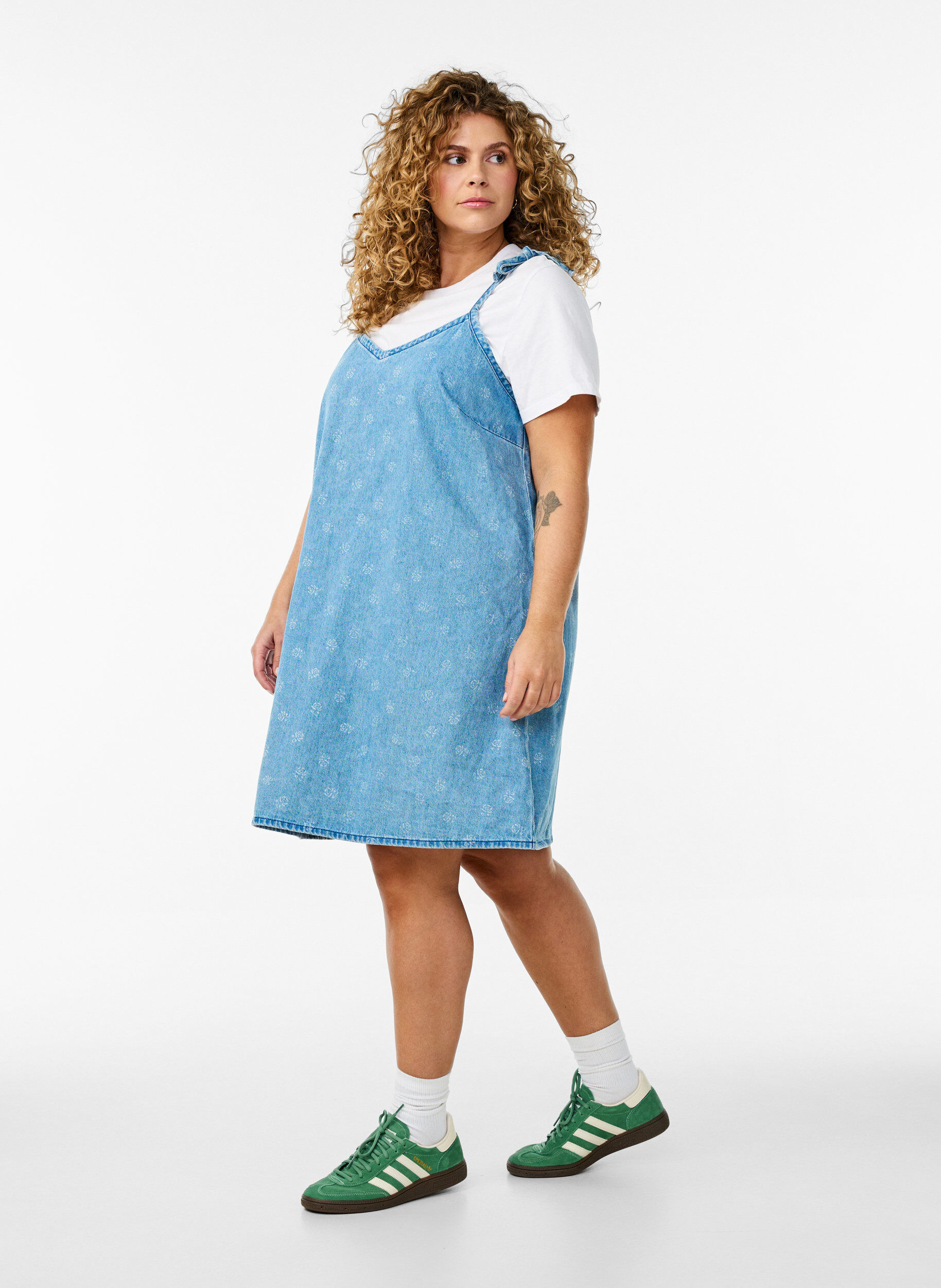 Zizzi Kort jeanskl&auml;nning med justerbara axelband, LBD w. Flower, Model image number 3