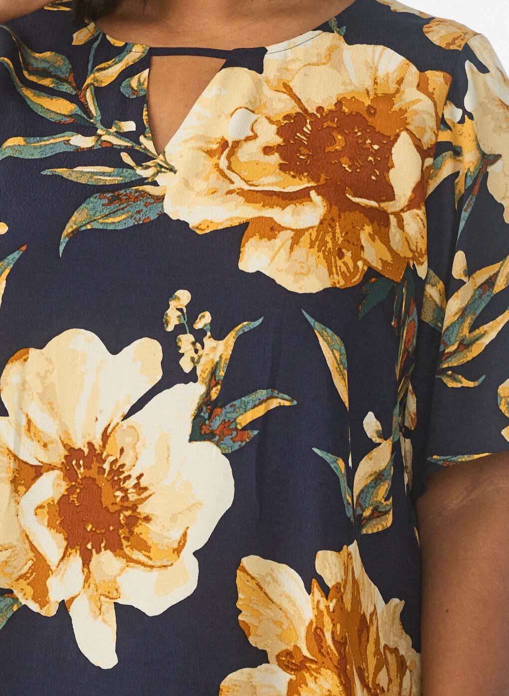 Zizzi Kort&auml;rmad blus i viskos med m&ouml;nster, Bl&aring;, Model image number 3