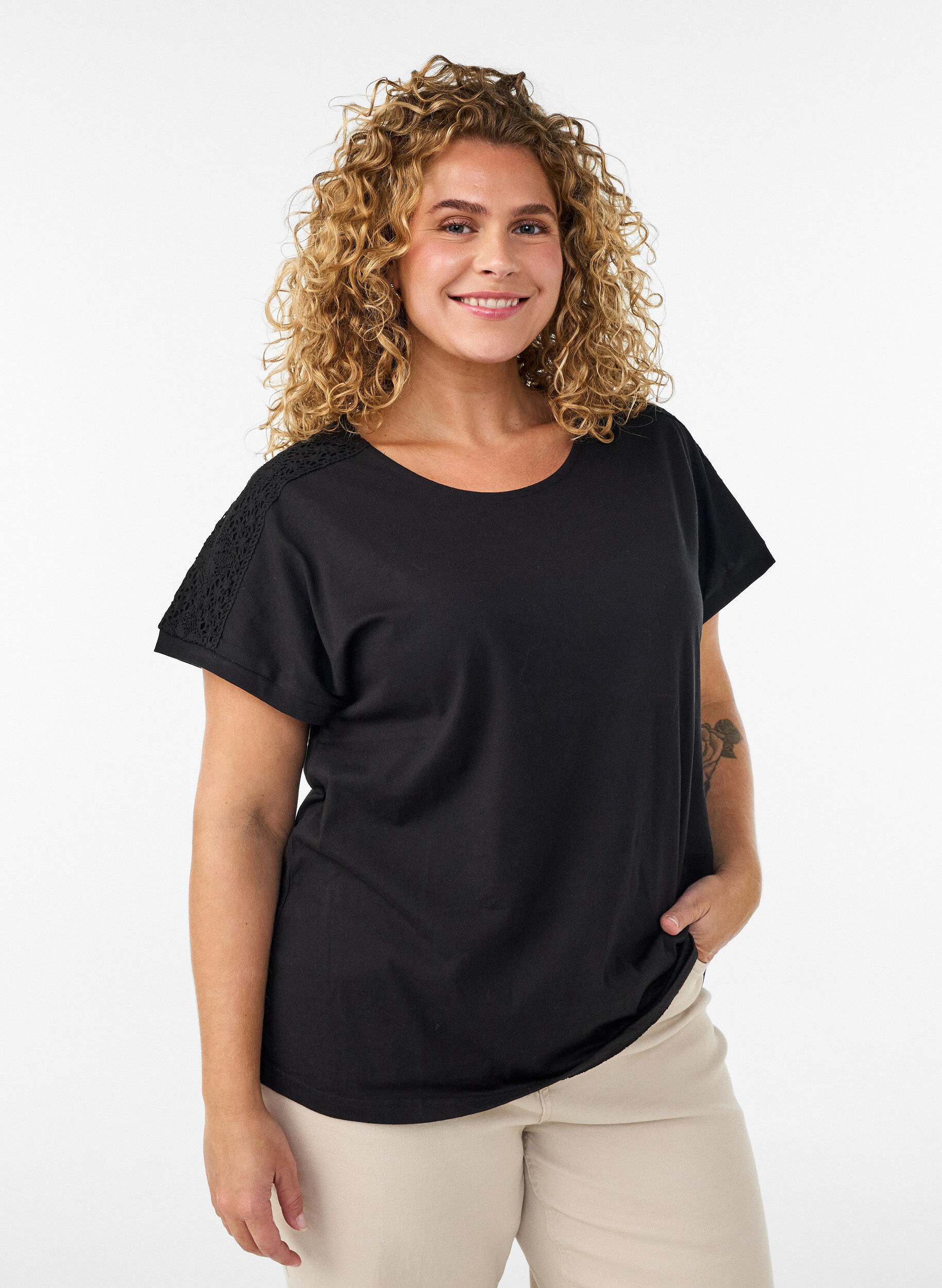 ZizziT-shirt i bomull med virkad detalj, Svart, Model image number 0
