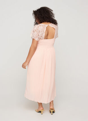 Kortärmad plisserad klänning med spets och smock¨, Rose Smoke, Model image number 1