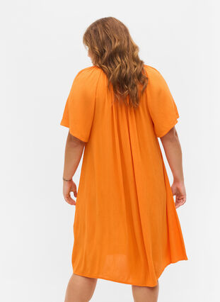 Kortärmad klänning i viskos, Orange Peel, Model image number 1