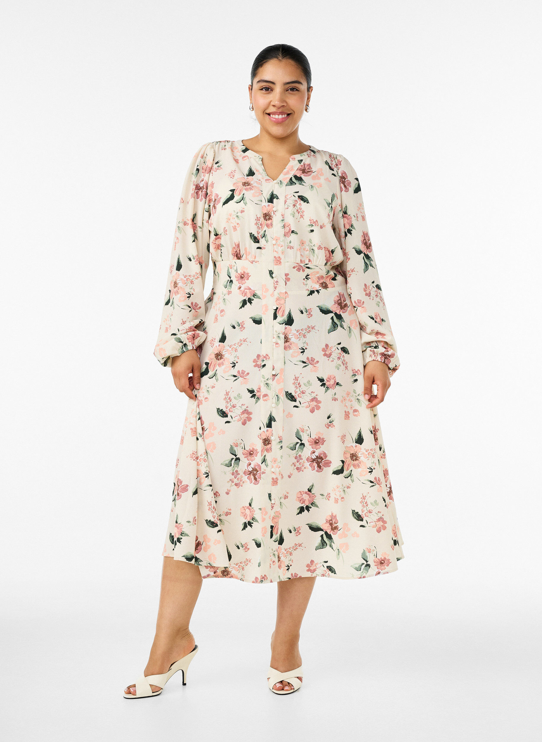 ZizziMidikl&auml;nning med smock och dekorativa knappar, Beige, Model image number 0