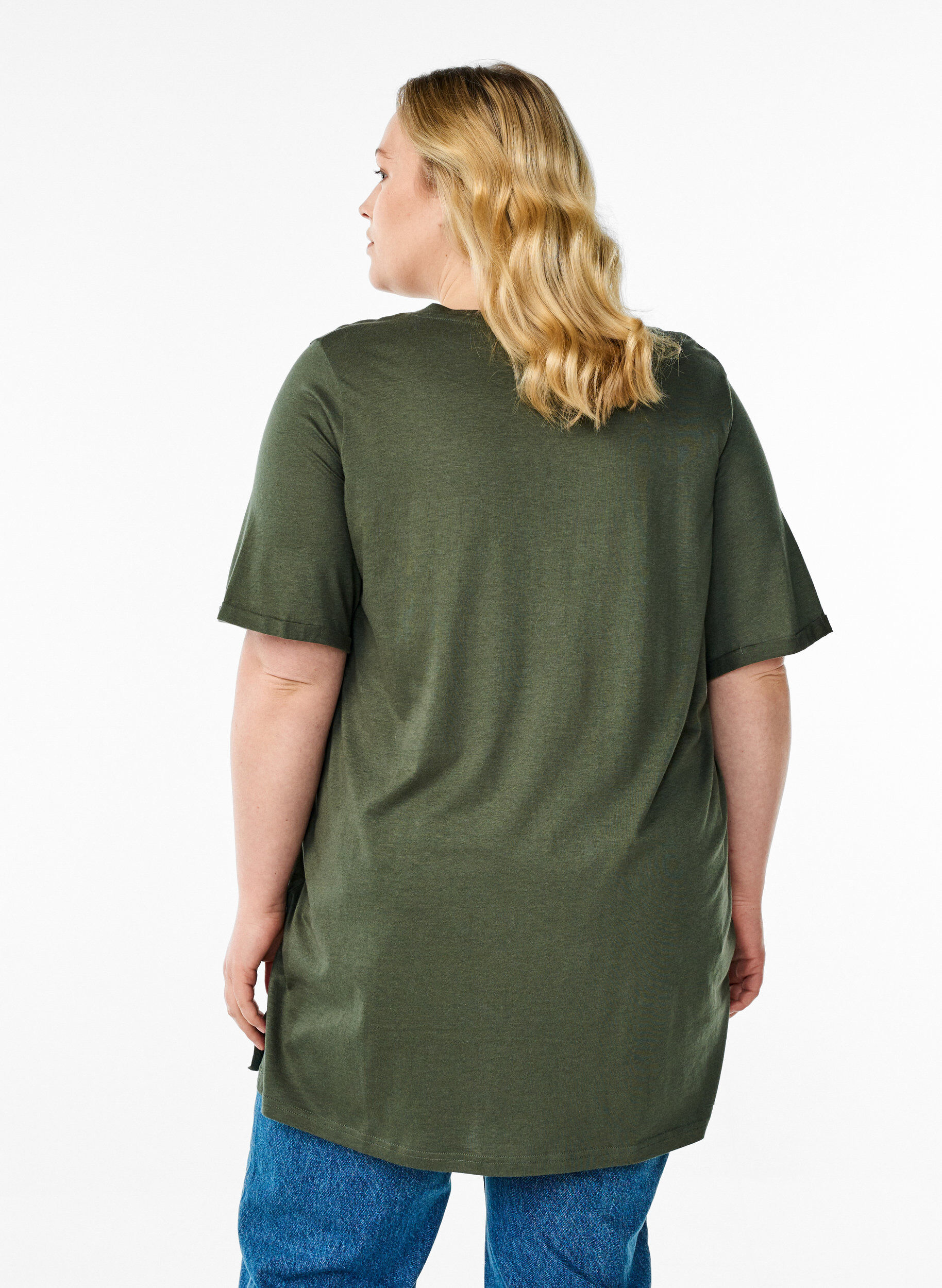 Zizzi Enf&auml;rgad oversize t-shirt med v-hals, Gr&ouml;n, Model image number 2