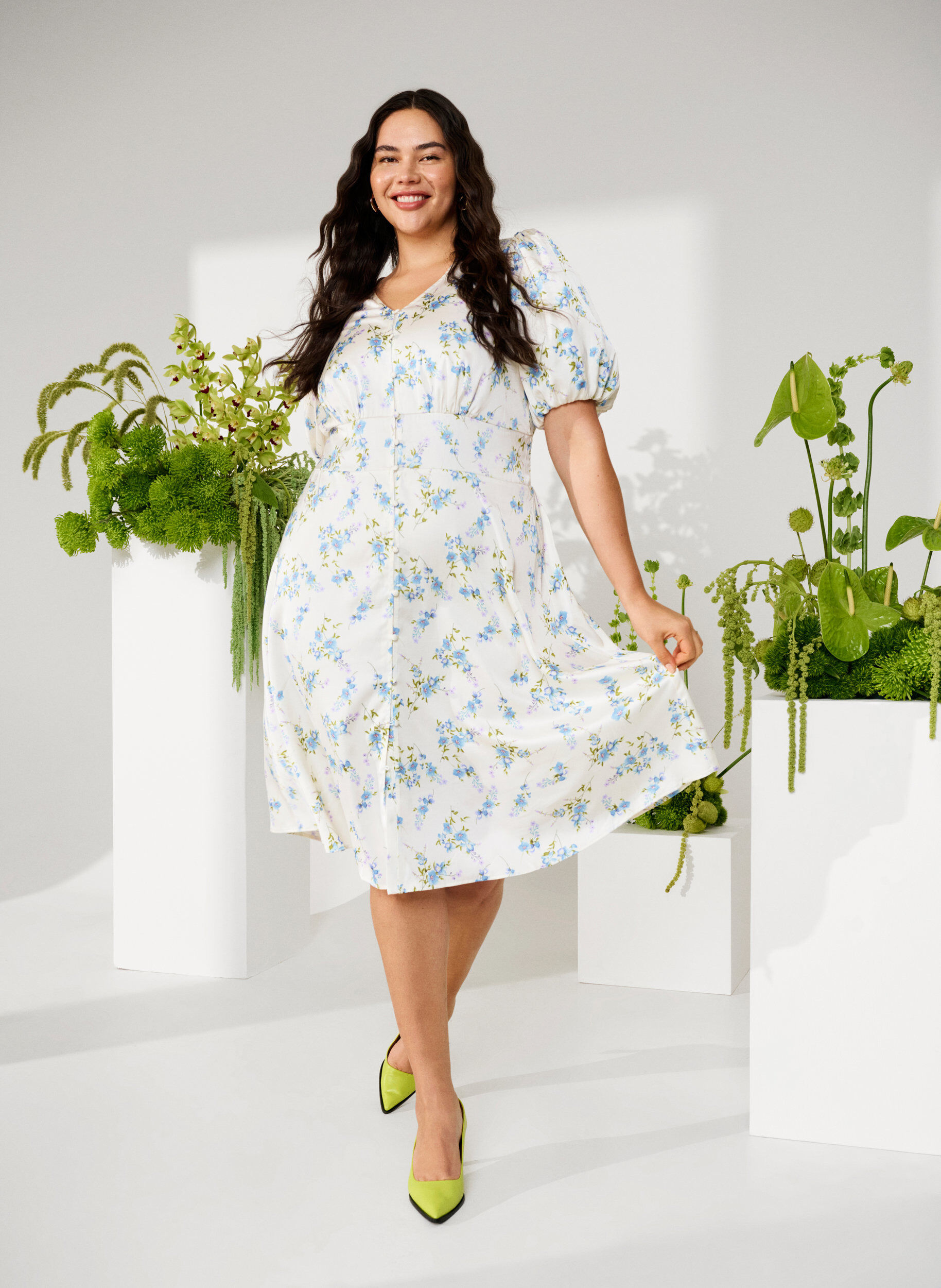 Zizzi Blommig satinkl&auml;nning med puff&auml;rmar, Off White Blue Fl., Image image number 0