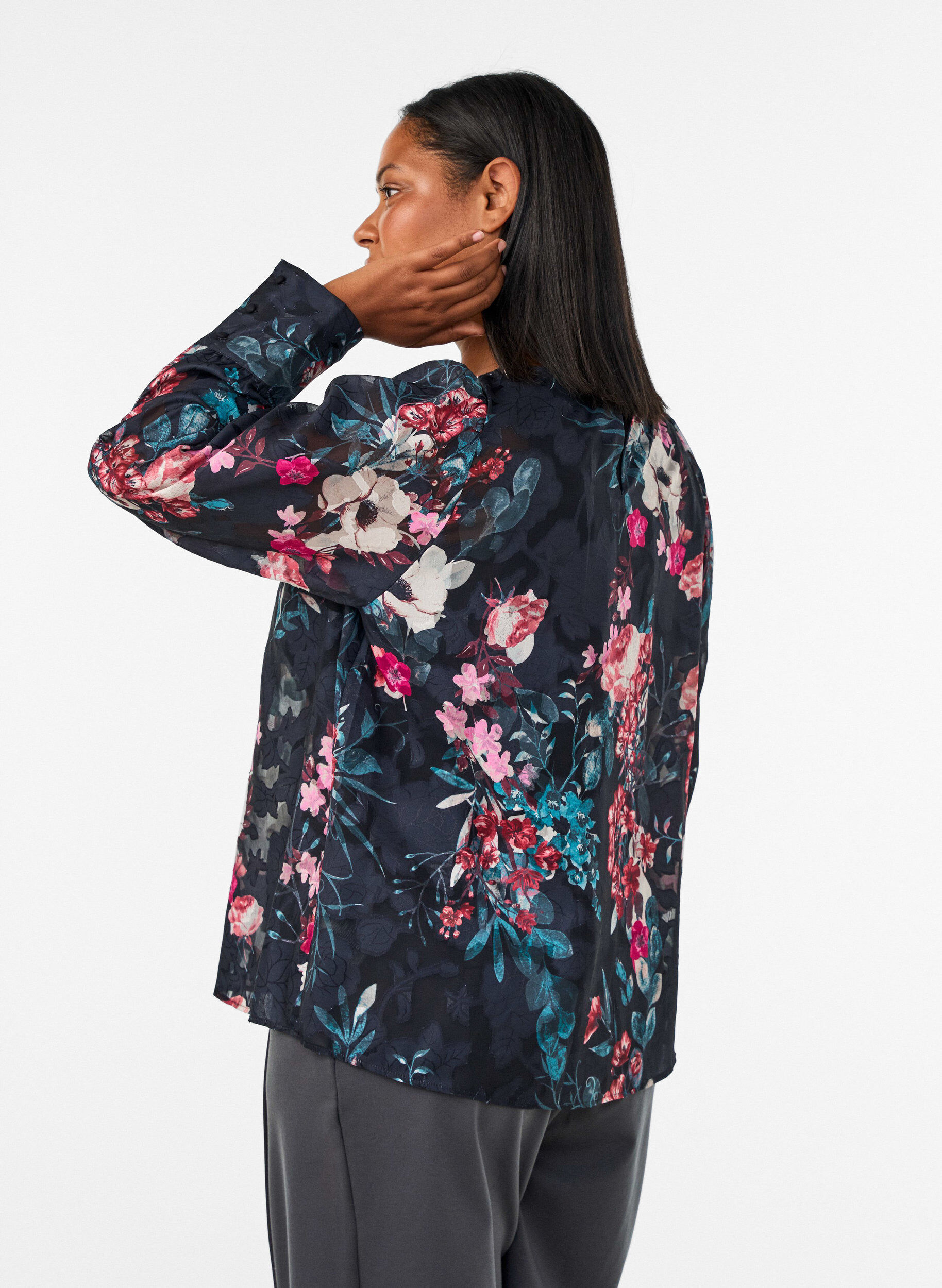 ZizziBlommig blus med v&auml;vd textur, Svart, Model image number 2