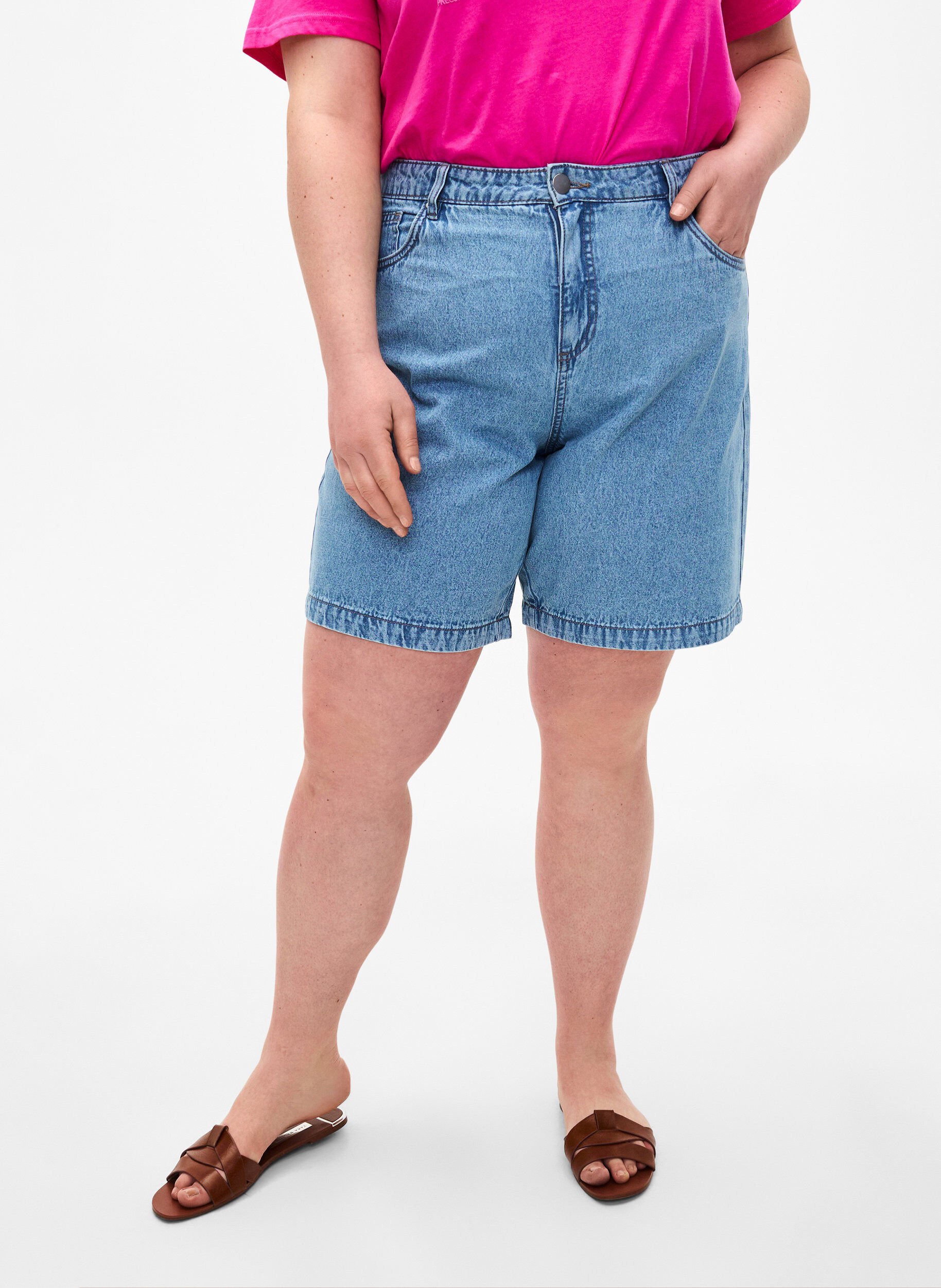 Zizzi Jeansshorts med h&ouml;g midja, Light Blue Denim, Model image number 2