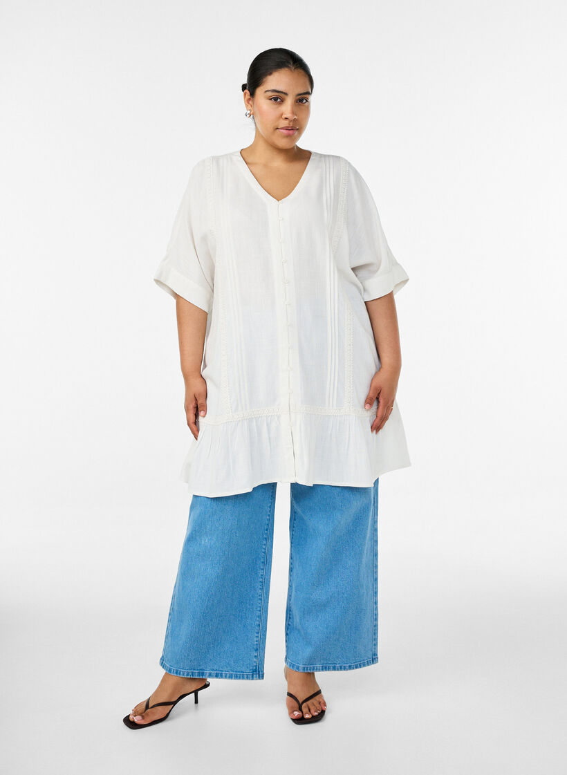 Tunika i viskos med knappar och volangkant, Vanilla, Model image number 1