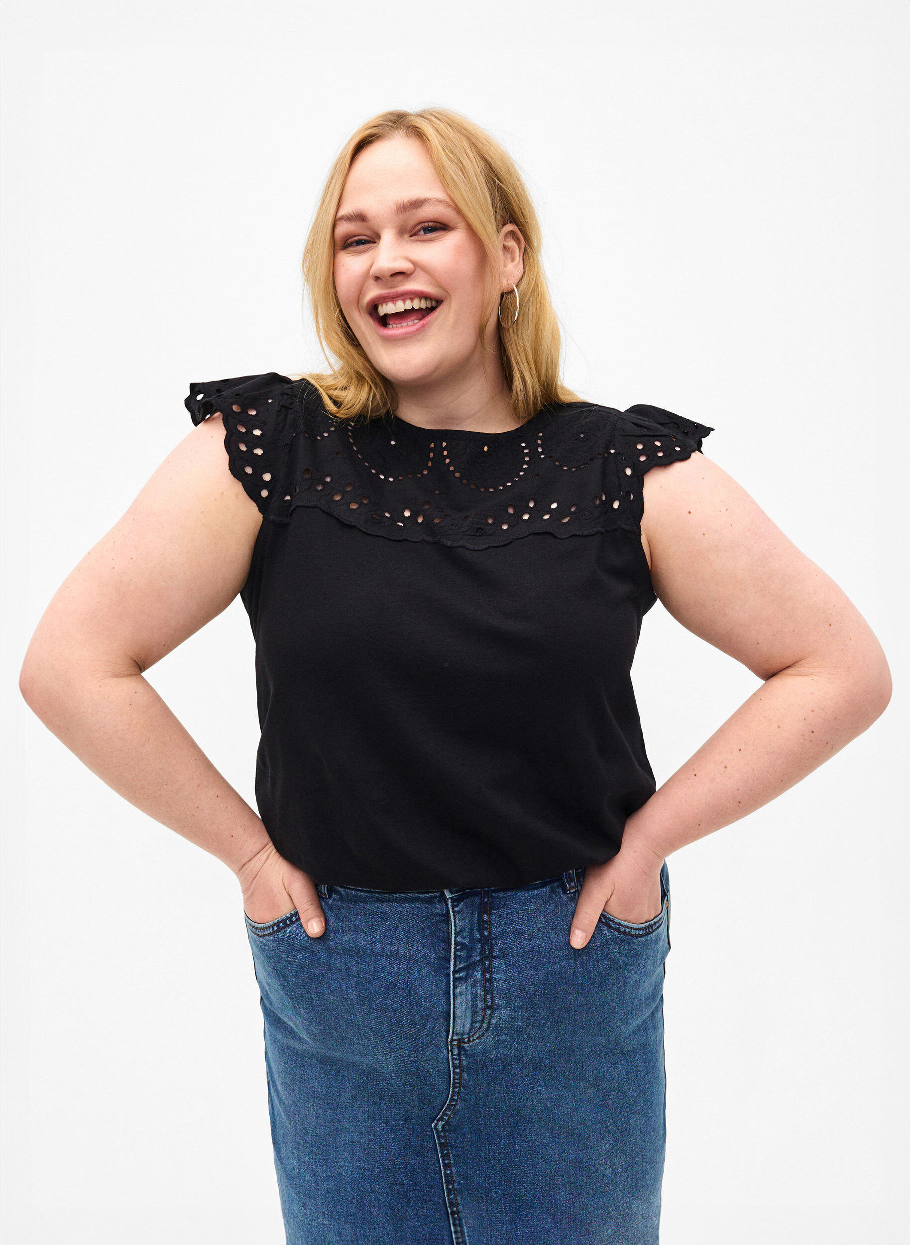 Zizzi T-shirt i ekologisk bomull med anglaise-broderi, Black, Model image number 0