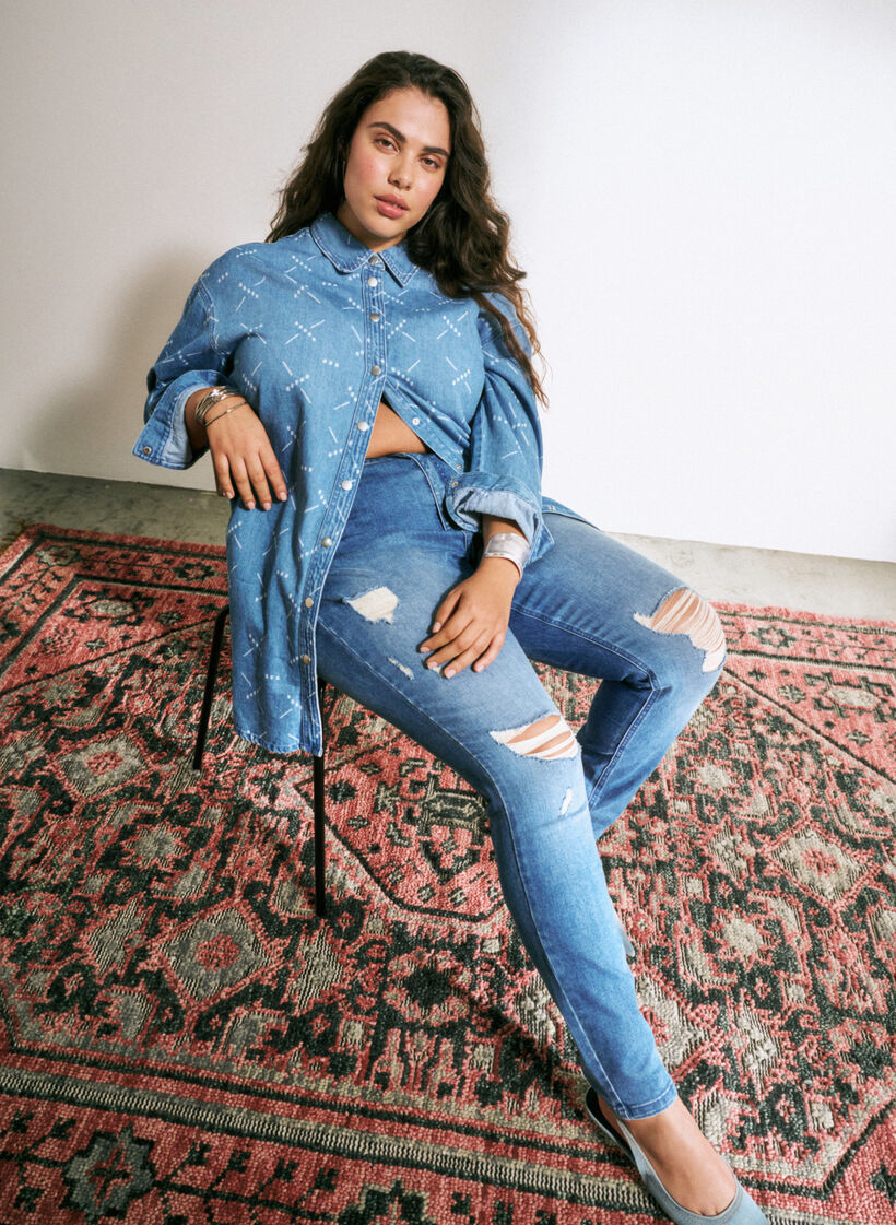 Amy jeans med supersmal passform och rippade detaljer, Blue denim, Image