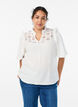 Blus i bomullsmuslin med broderie anglaise och 1/2-&auml;rm, Vit, Model image number 0