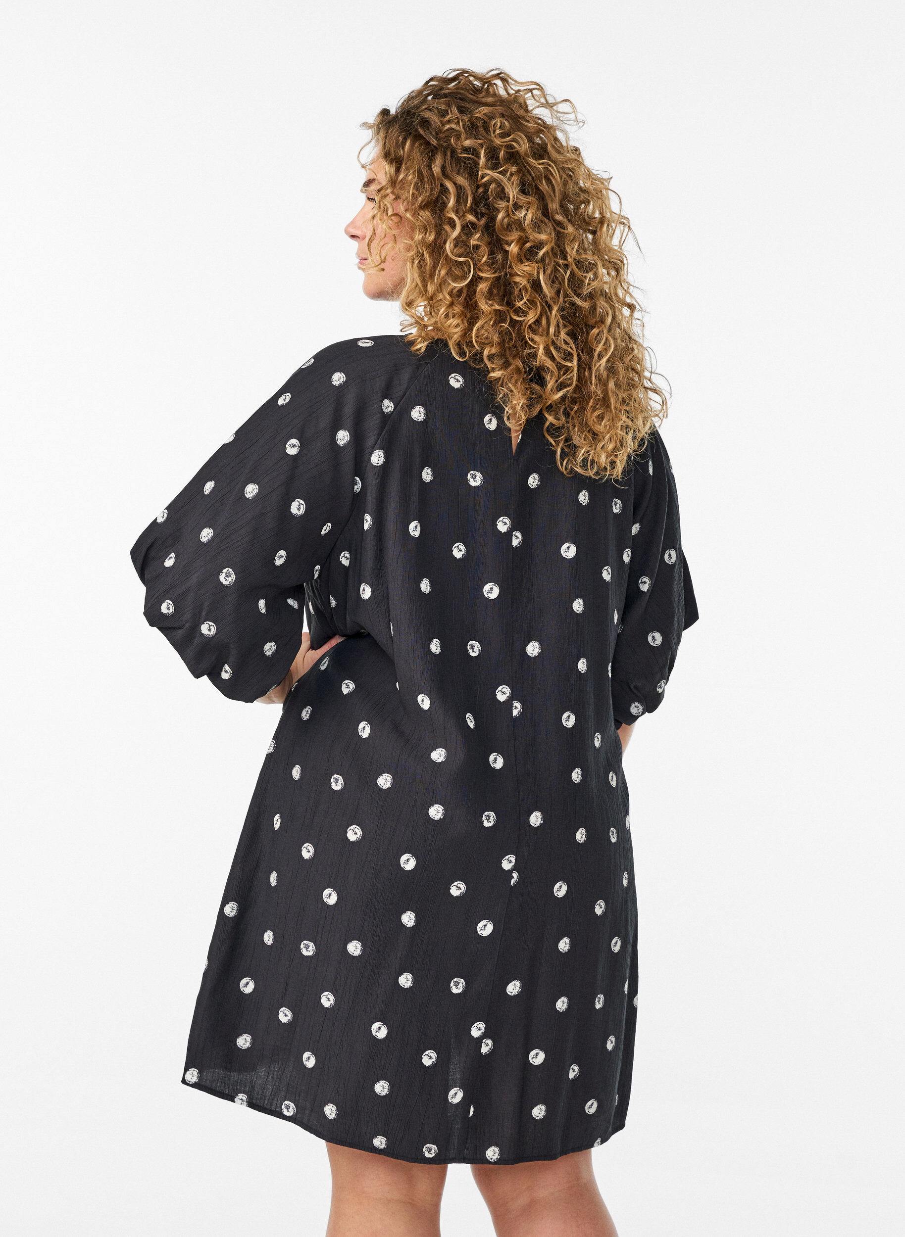 ZizziKort kl&auml;nning i viskos med ballong&auml;rmar, Svart, Model image number 2