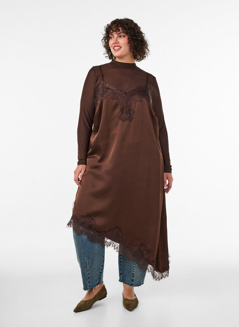 Kl&auml;nning i satin med spets och asymmetrisk f&aring;ll, Brun, Model image number 0