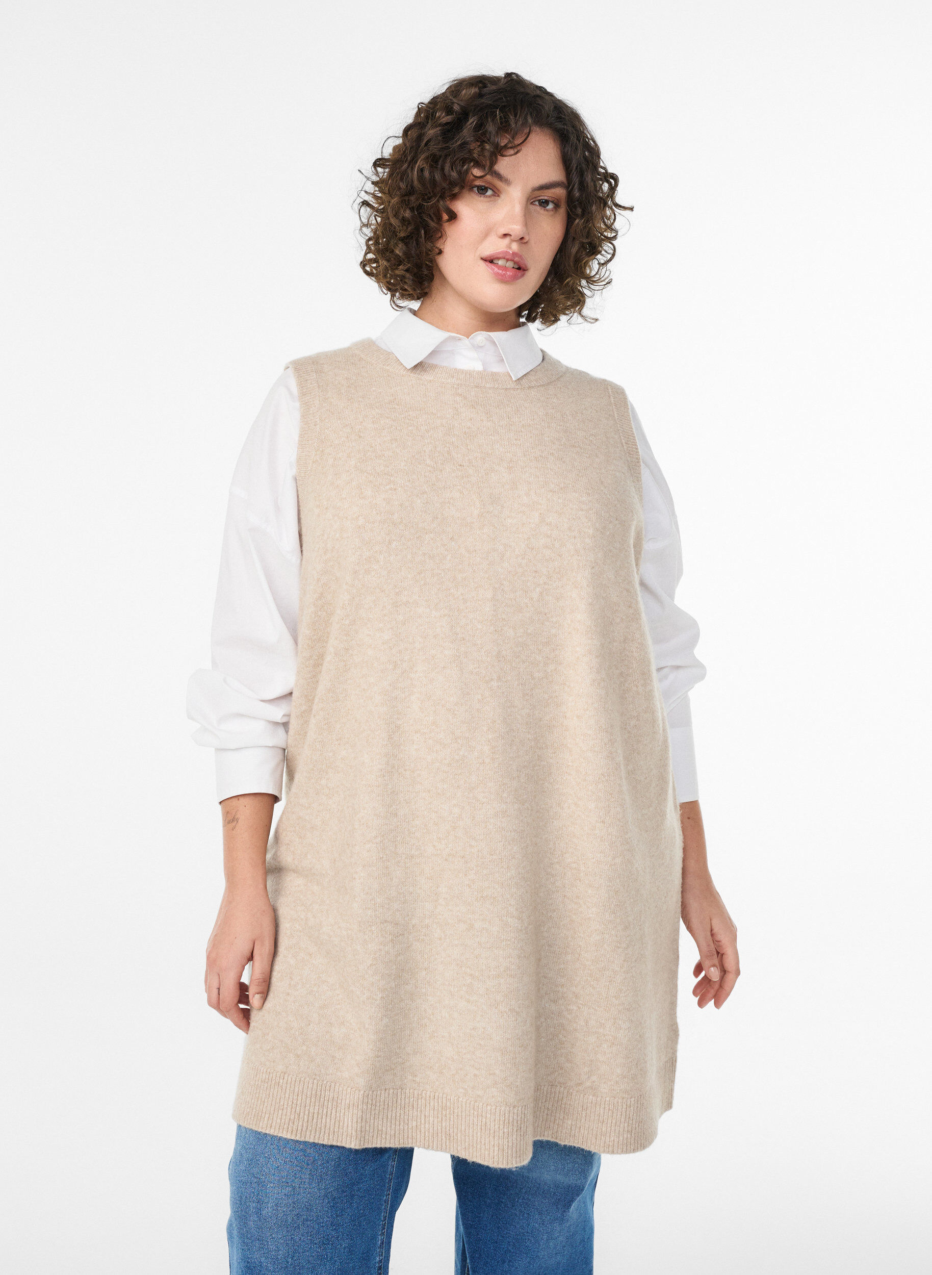 Kort &auml;rml&ouml;s stickad kl&auml;nning, Beige, Model