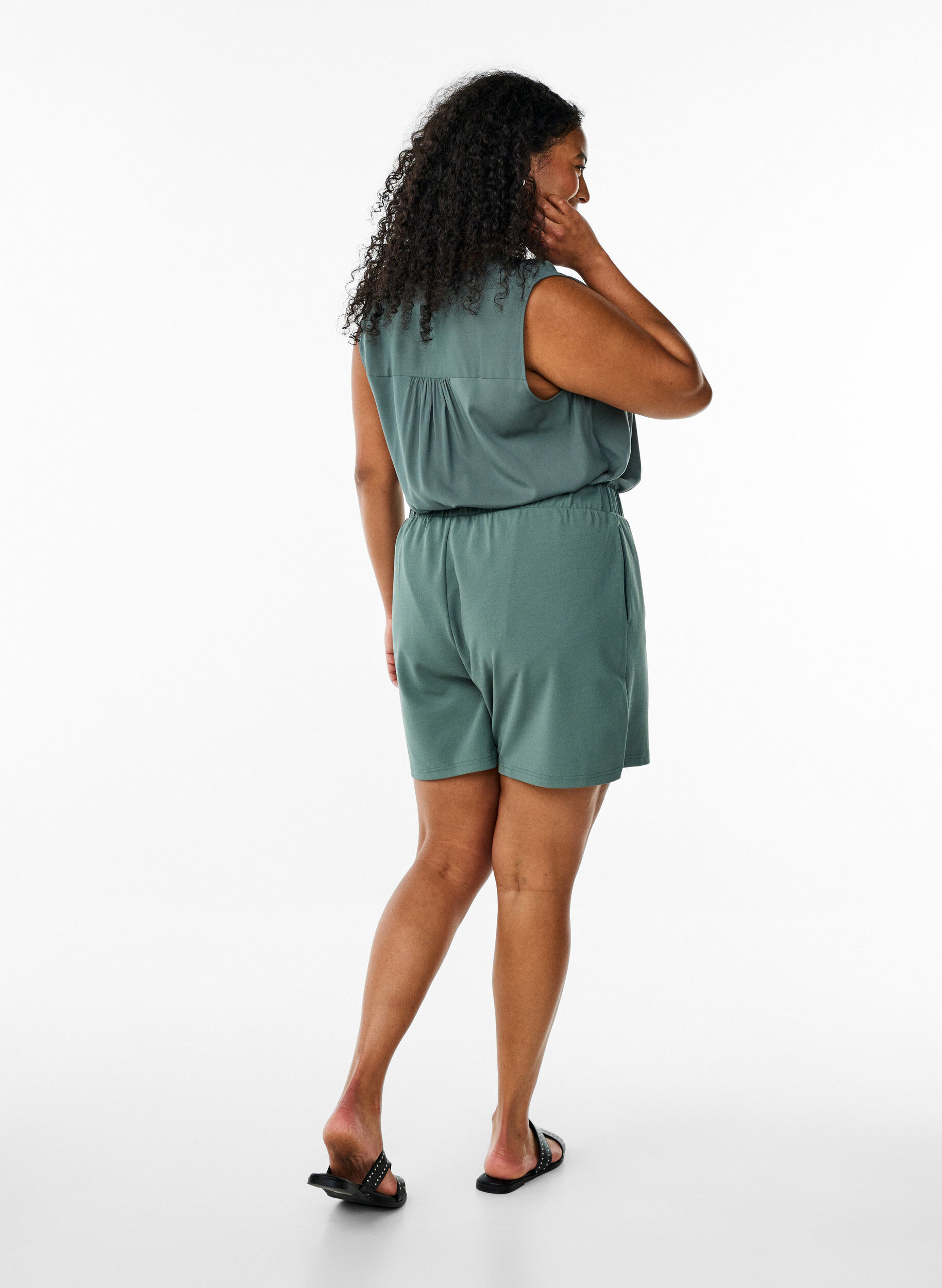 Zizzi FLASH - L&ouml;st sittande shorts med fickor, Gr&ouml;n, Model image number 1