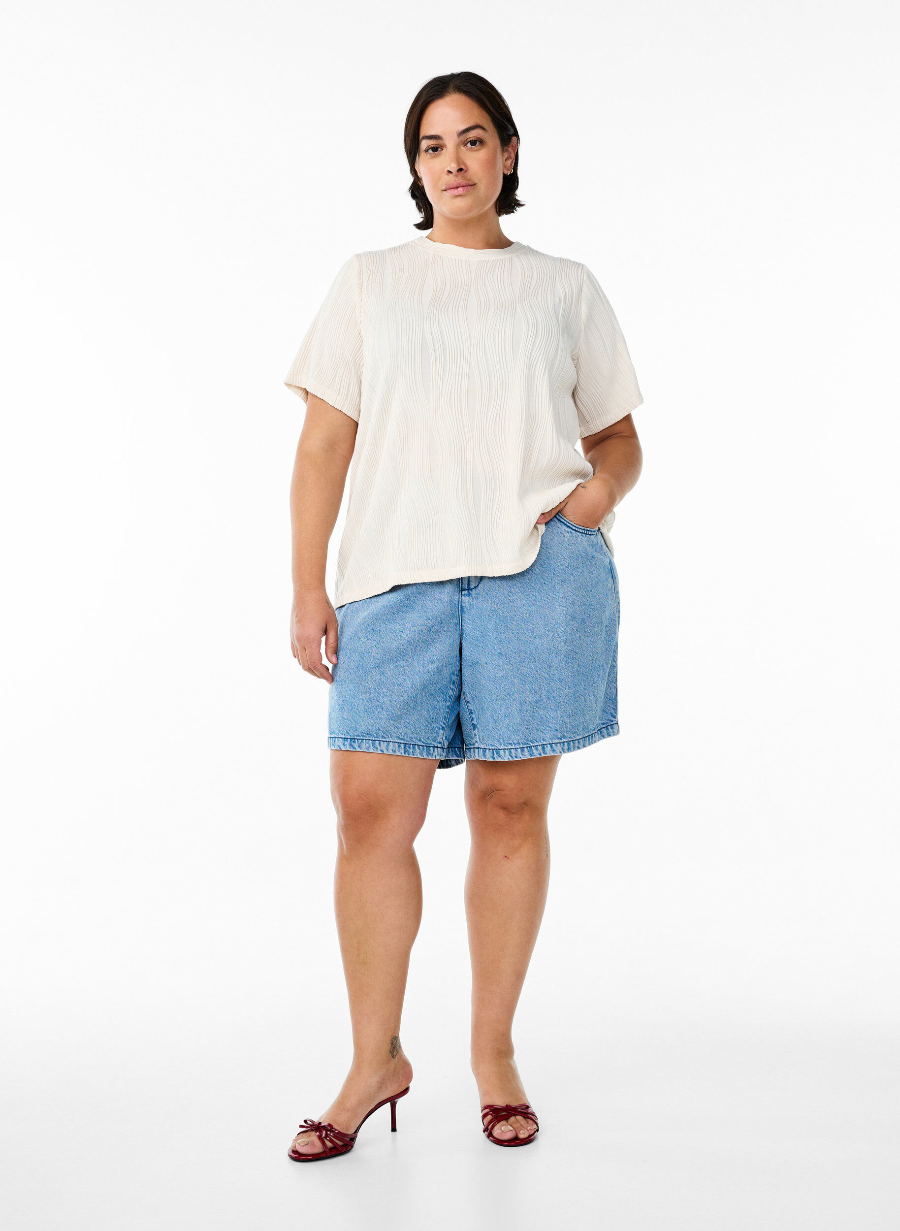 Zizzi Blus med korta &auml;rmar och v&aring;gig struktur, Beige, Model image number 1