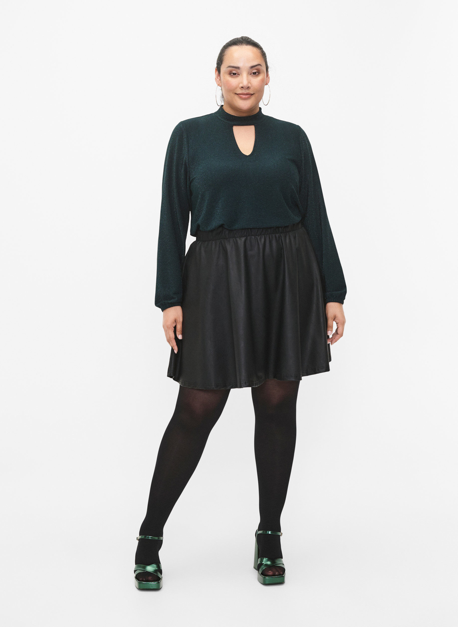 Zizzi L&aring;ng&auml;rmad blus i glitter med rund halsringning och V-detalj, Black Scarab, Model image number 3