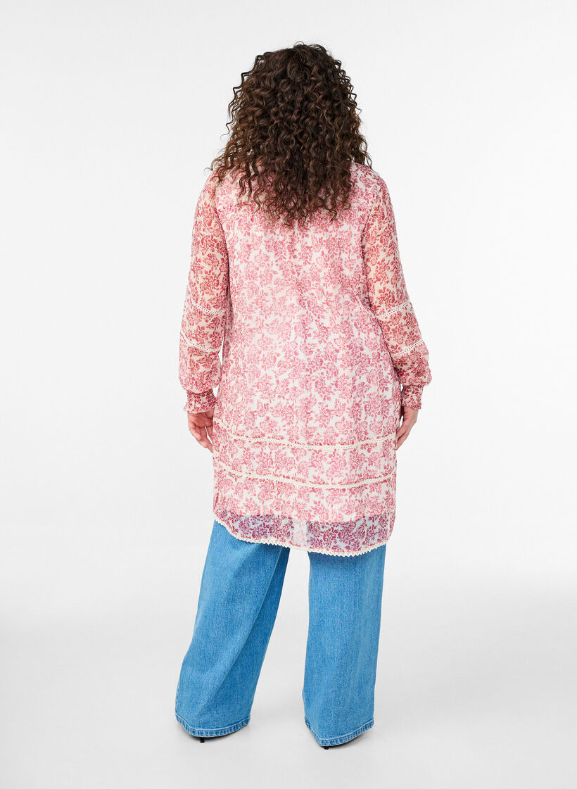 Kort klänning i chiffong med virkade detaljer, Rosa, Model