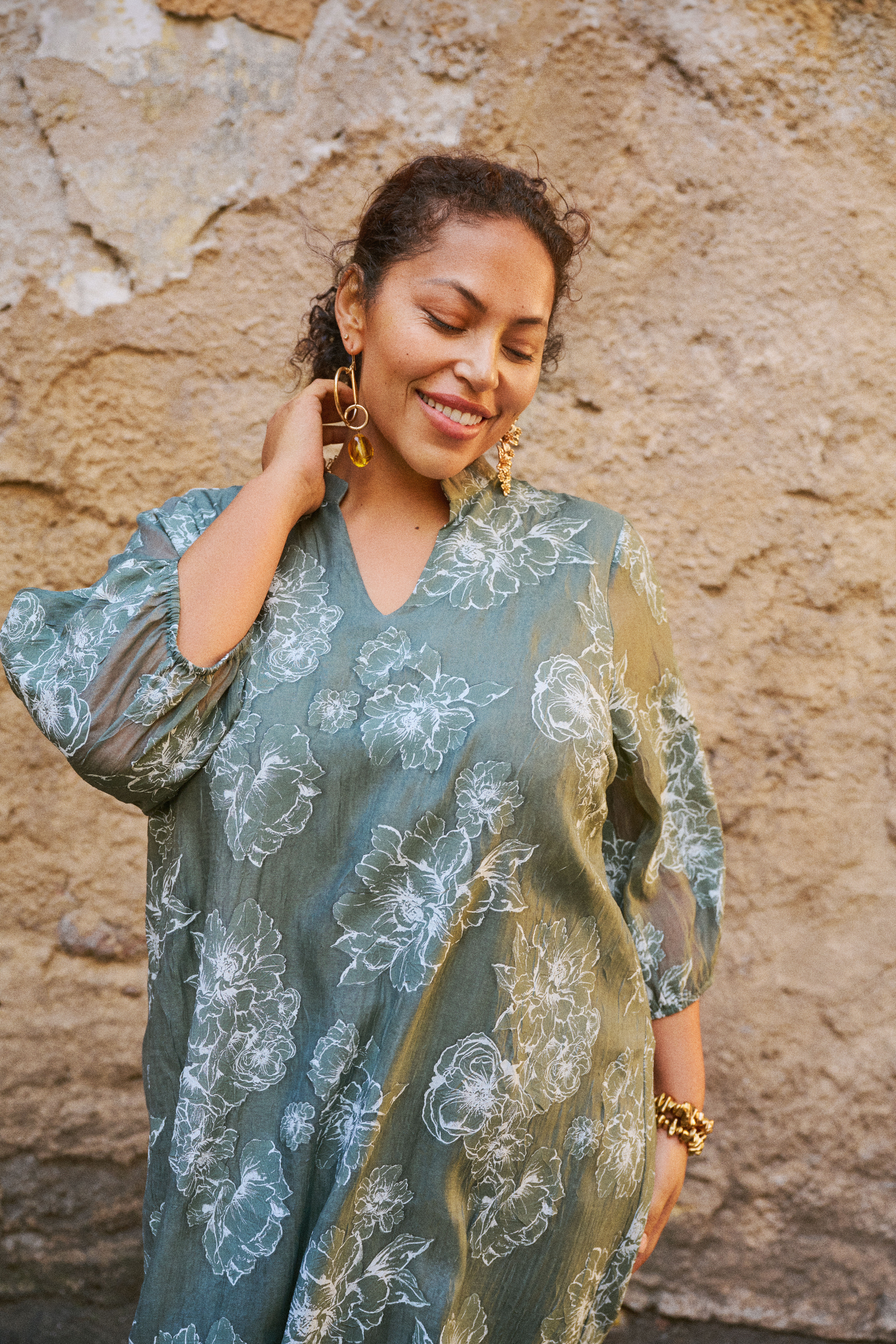 Zizzi Gr&ouml;n midikl&auml;nning med blommigt m&ouml;nster, , Model