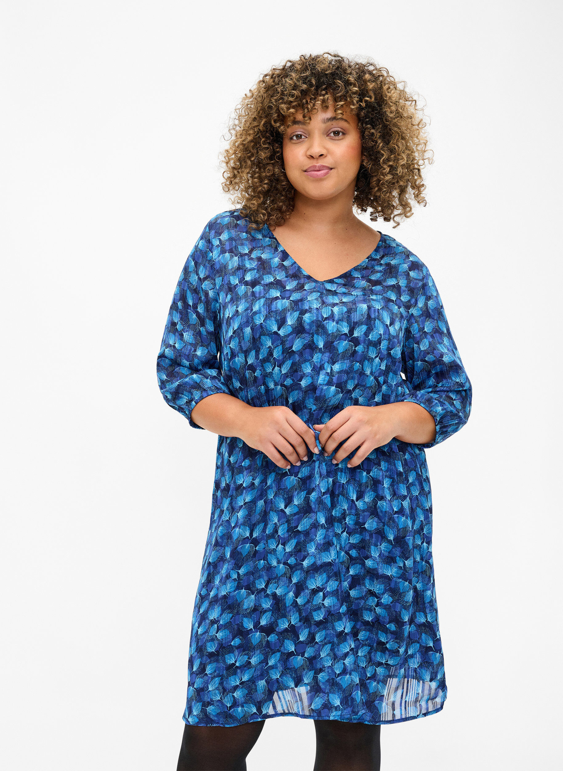 Zizzi M&ouml;nstrad kl&auml;nning med v-ringning och trekvarts&auml;rmar, Navy Blazer Leaf AOP, Model image number 0