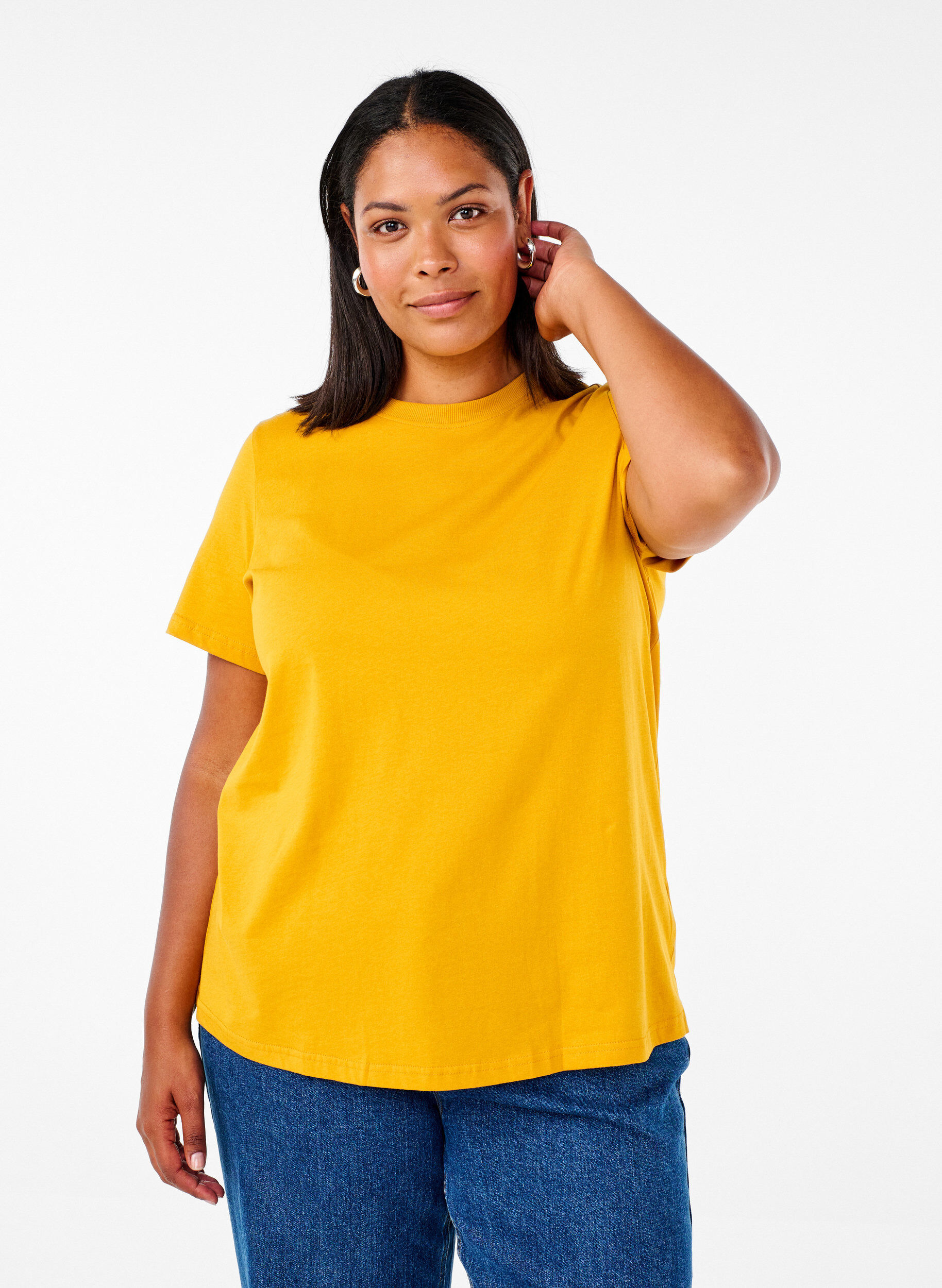 Enkel t-shirt i bomull med rund halsringning, Gul, Model