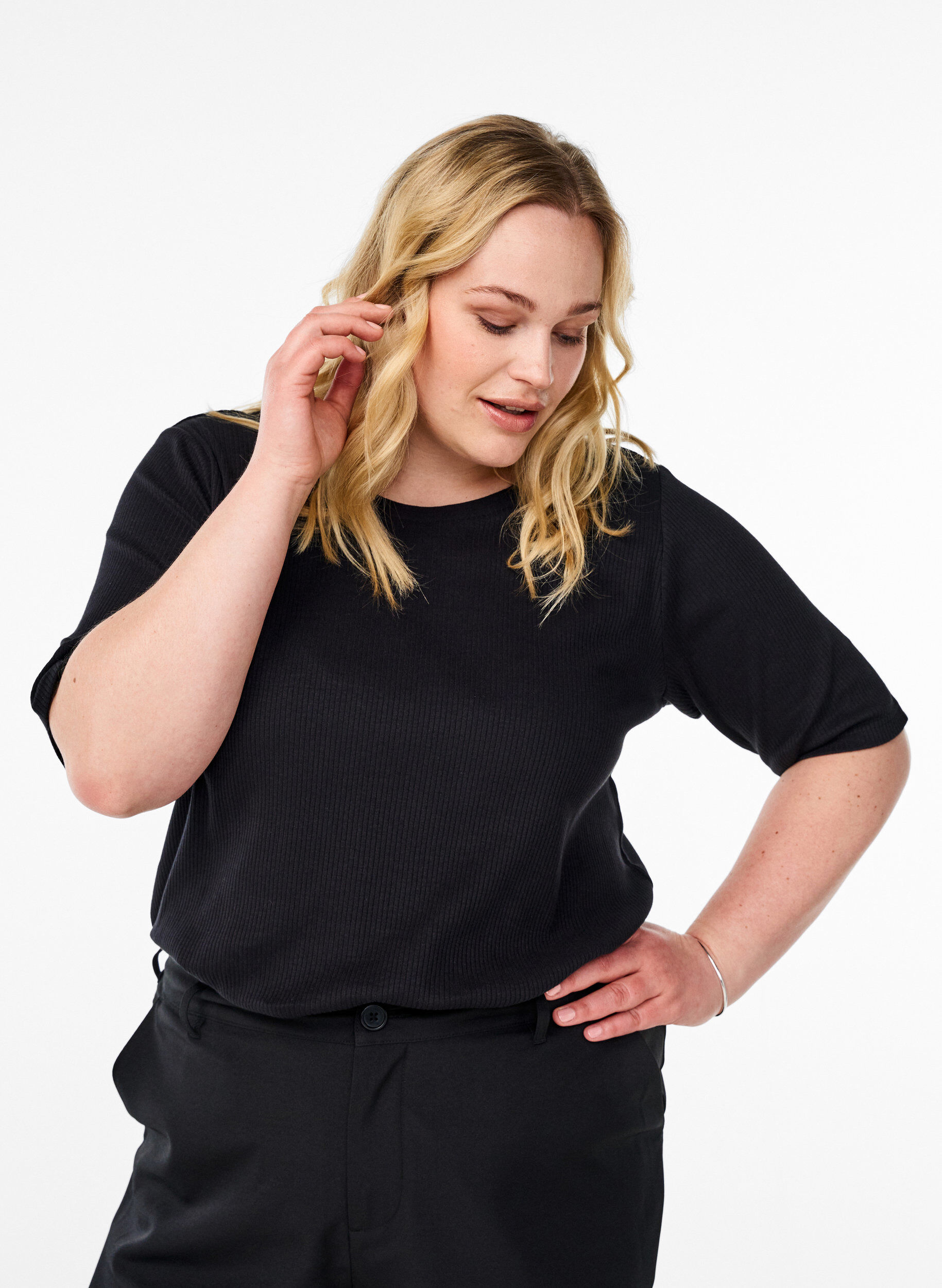 Blus i ribbad jersey med korta &auml;rmar, Svart, Model