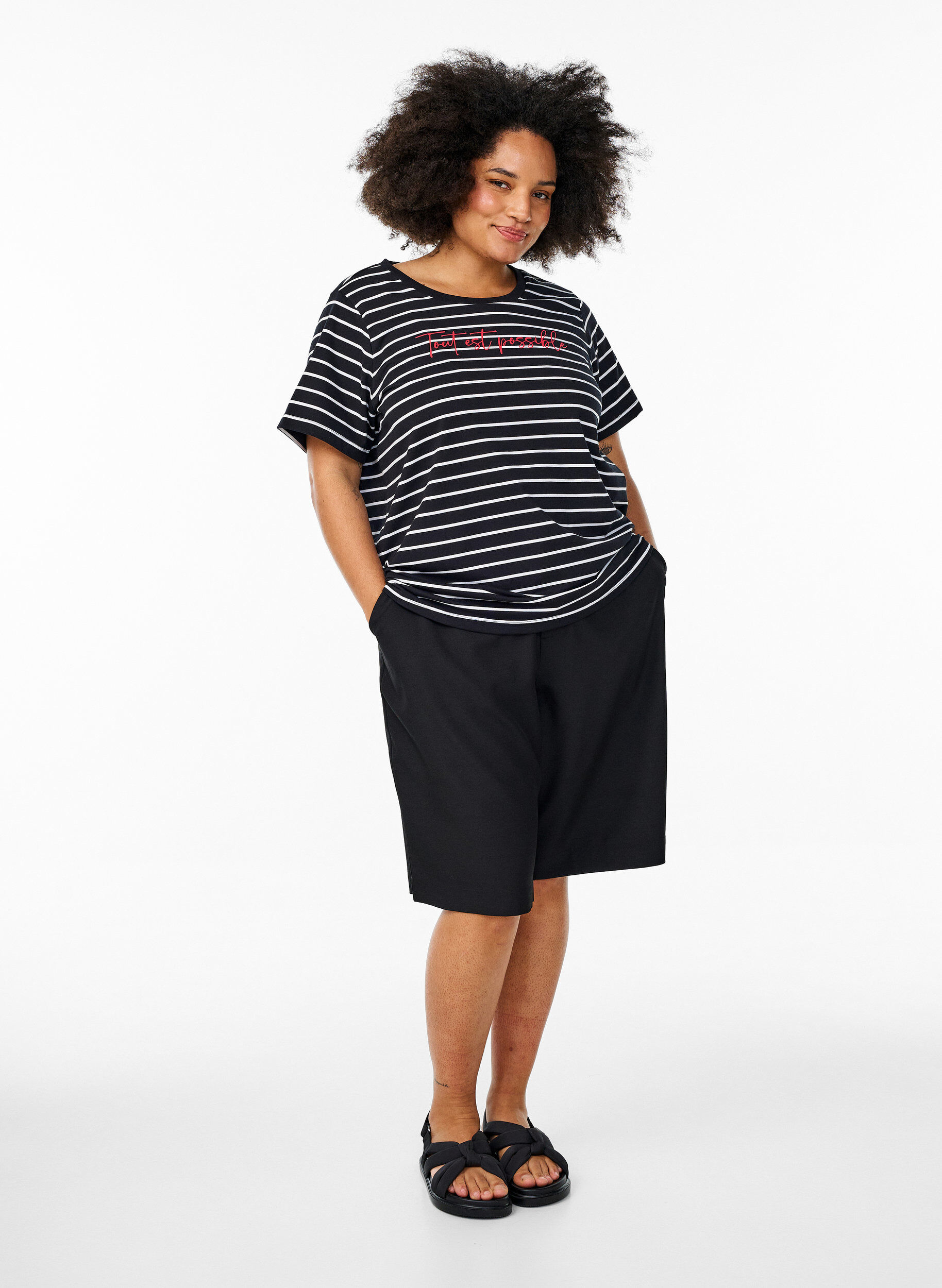 Zizzi Randig T-shirt med texttryck, Svart, Model image number 1