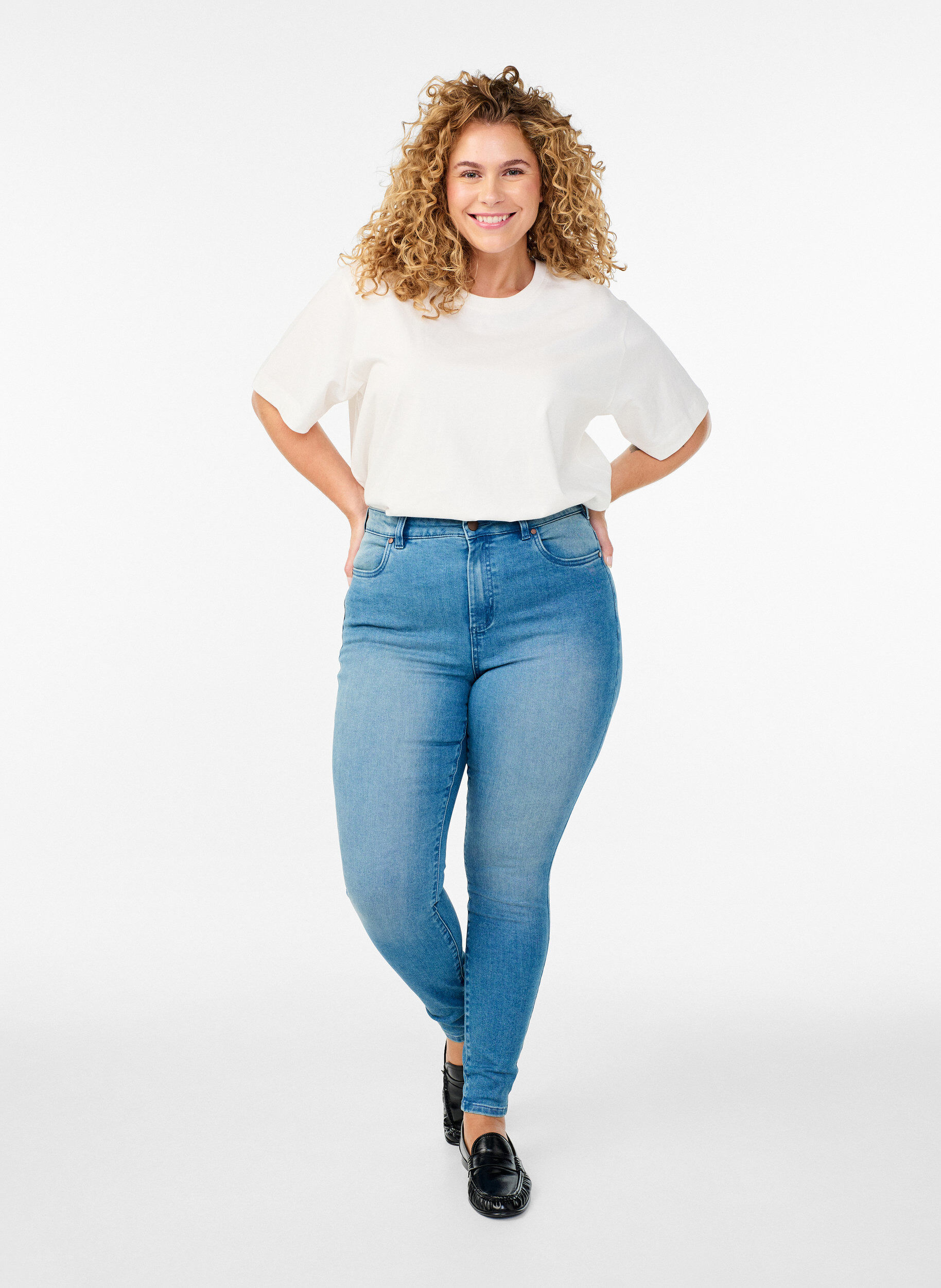 Zizzi Supersmala Amy-jeans med h&ouml;g midja, Bl&aring;, Model image number 0