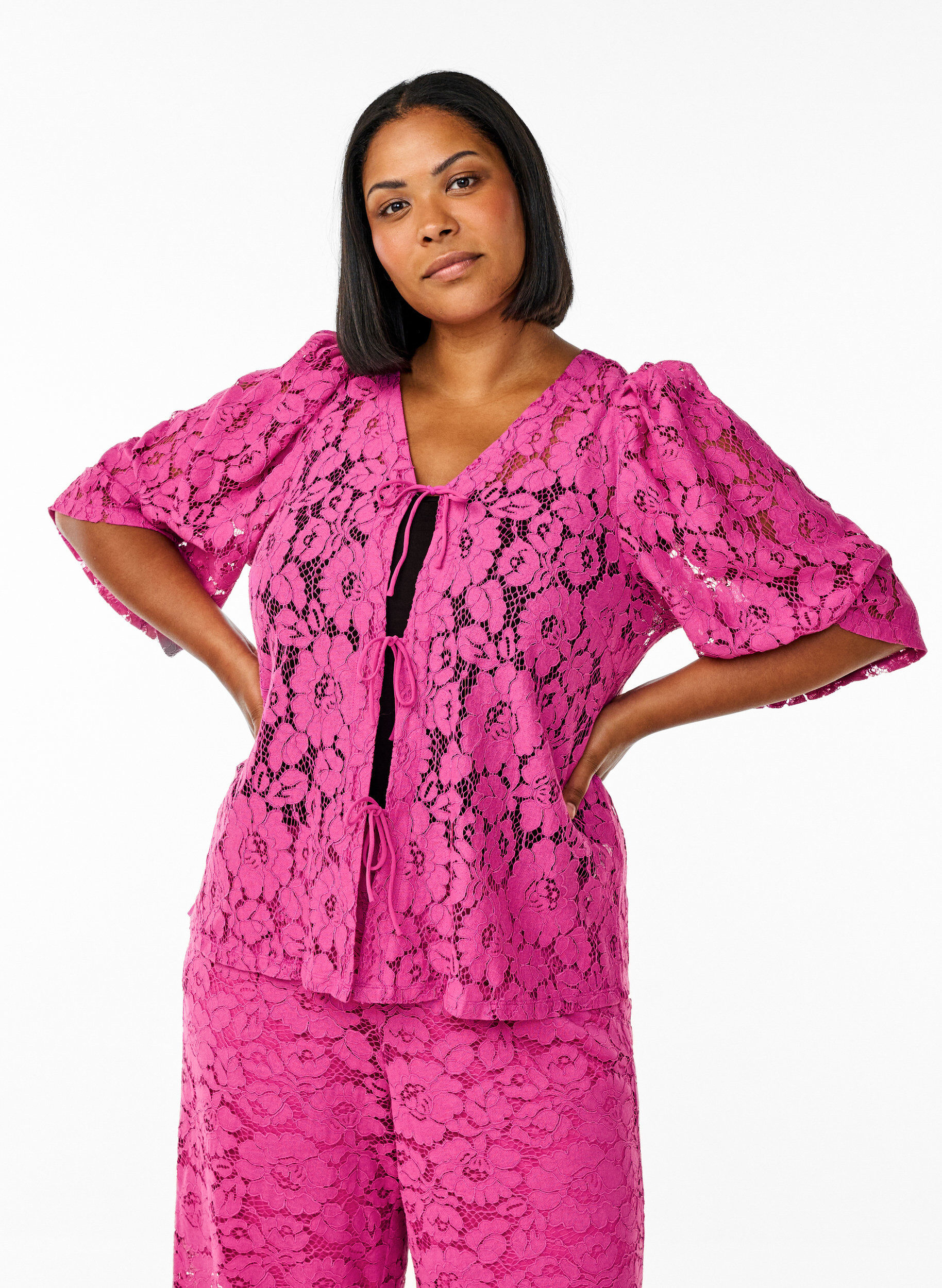 Zizzi Spetsblus med 3/4-&auml;rm och rosetter framtill, Lila, Model image number 0