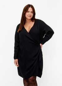 Långärmad viskosklänning med omlottlook, Black, Model