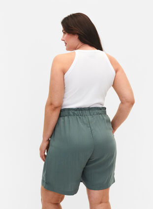 Löst sittande shorts i viskos, Balsam Green, Model image number 1