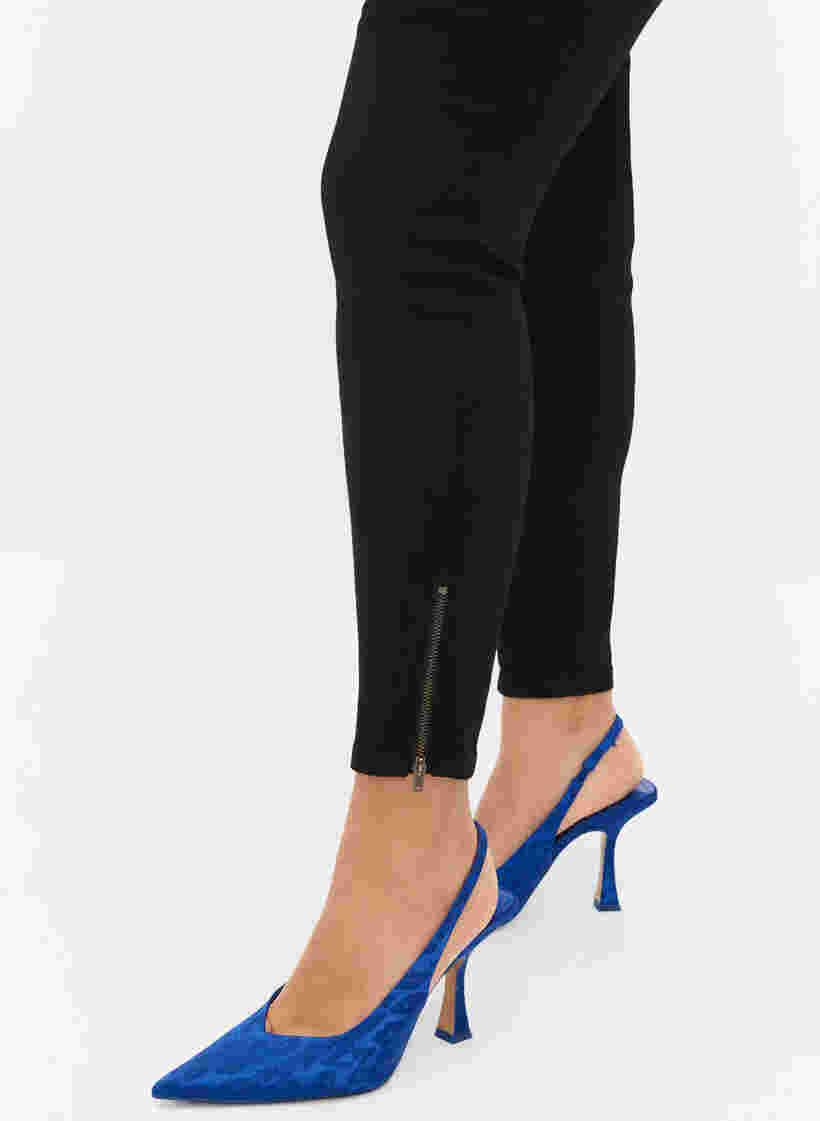 Croppade Amy jeans med blixtlås, Black denim, Model image number 2