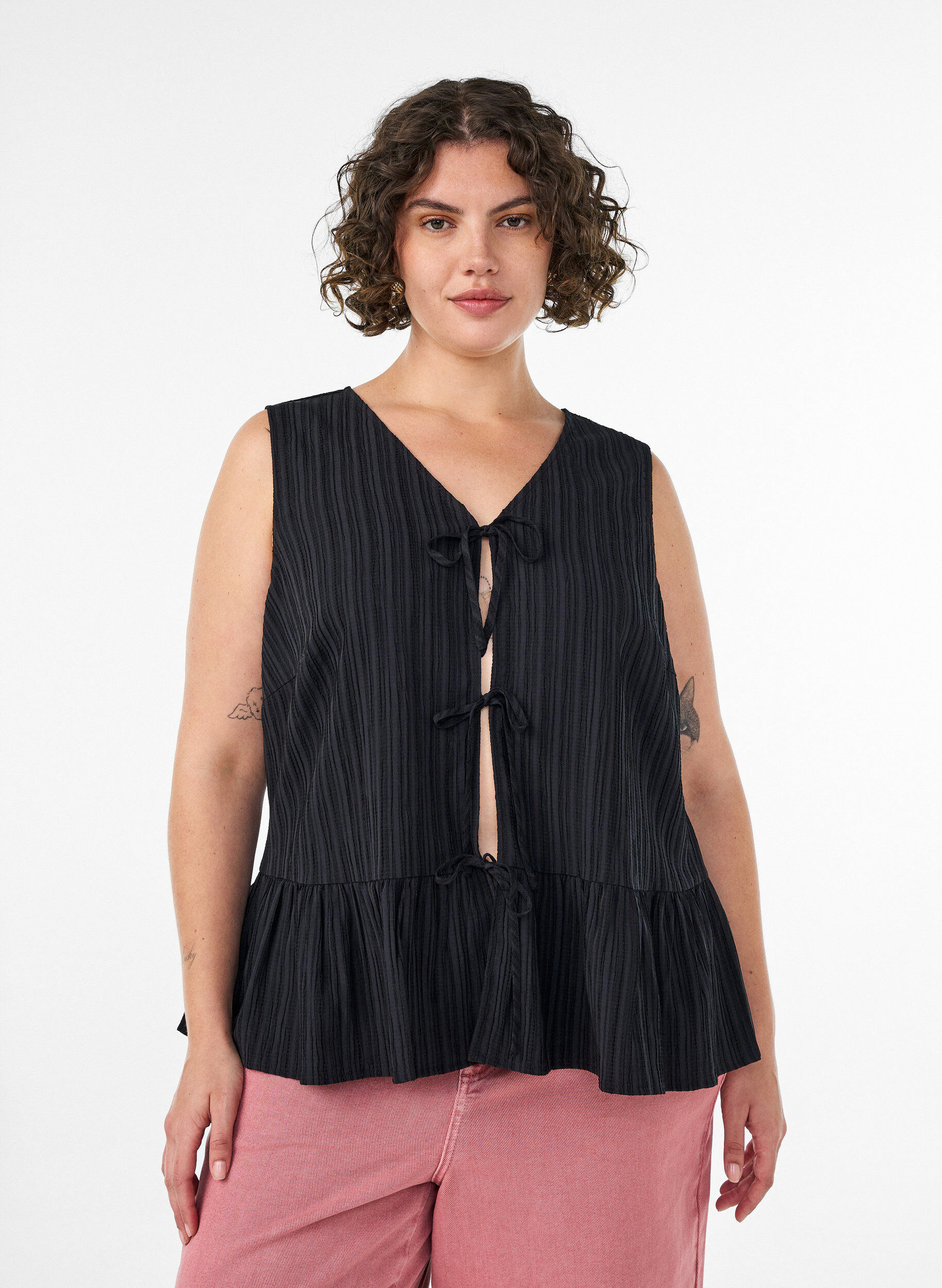 Zizzi&Auml;rml&ouml;s blus med struktur och knytning, Svart, Model image number 0