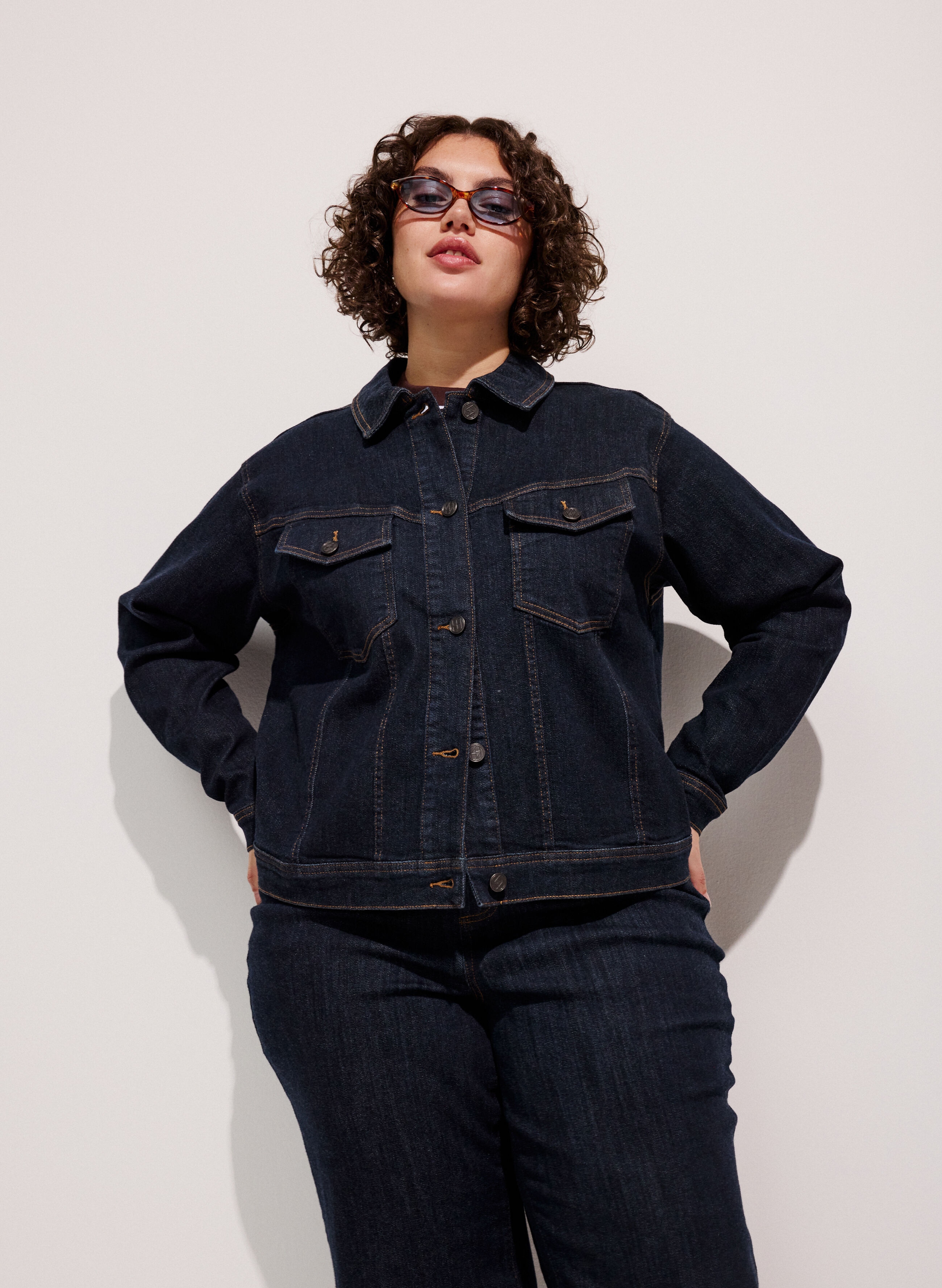 ZizziM&ouml;rk denim med attityd, , Model
