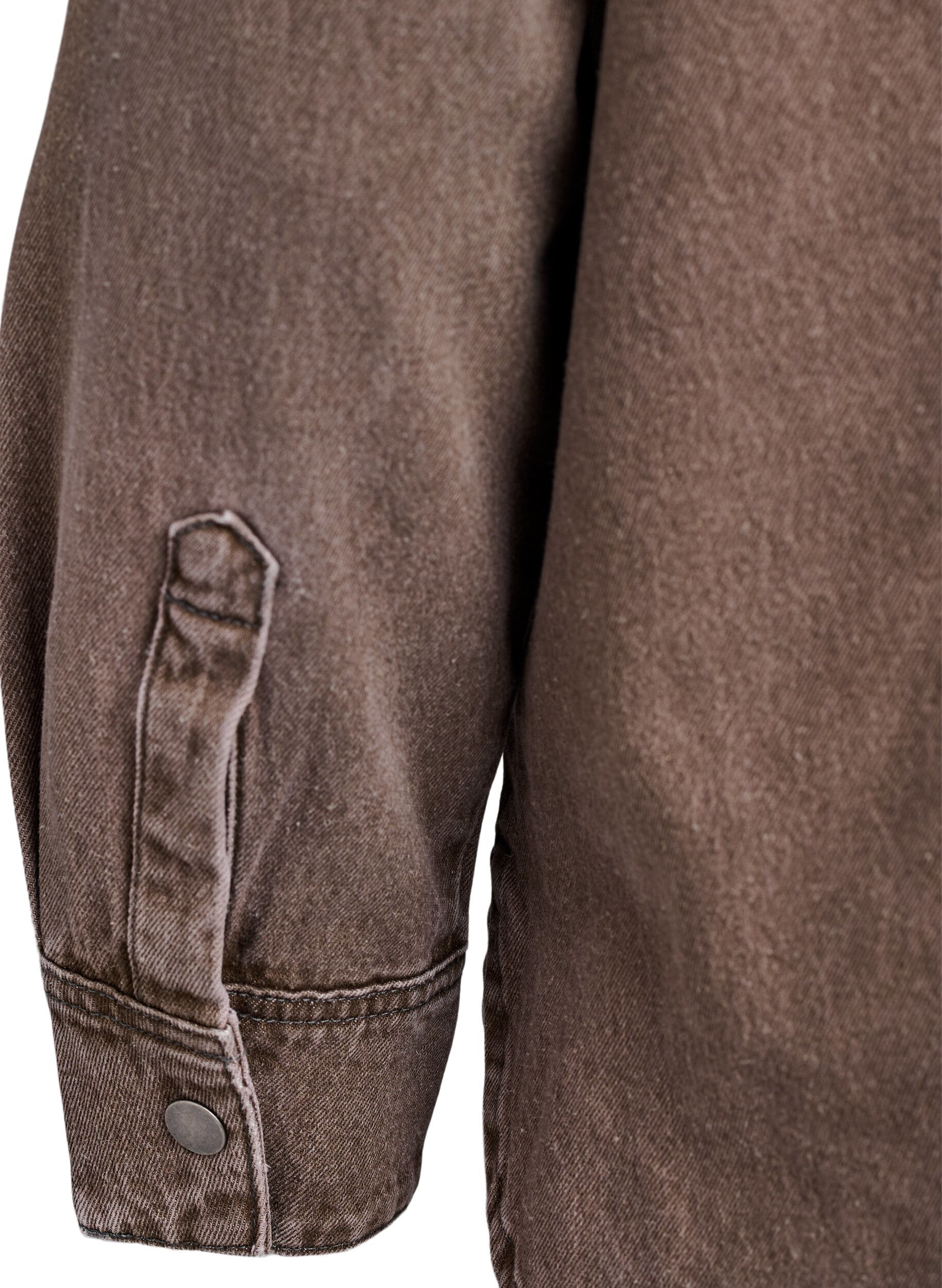 Zizzi F&auml;rgad jeansskjorta med br&ouml;stfickor, Brun, Packshot image number 4