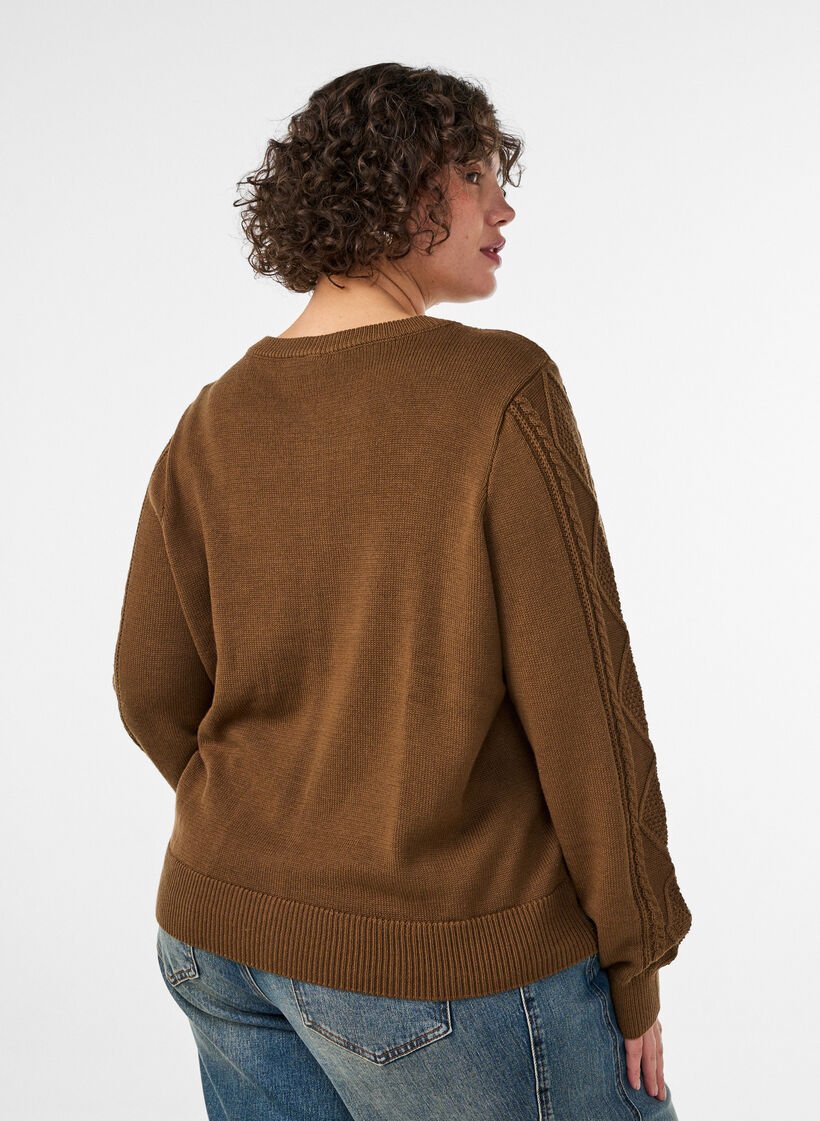 Kabelstickad cardigan med dekorativa knappar, Brun, Model image number 2